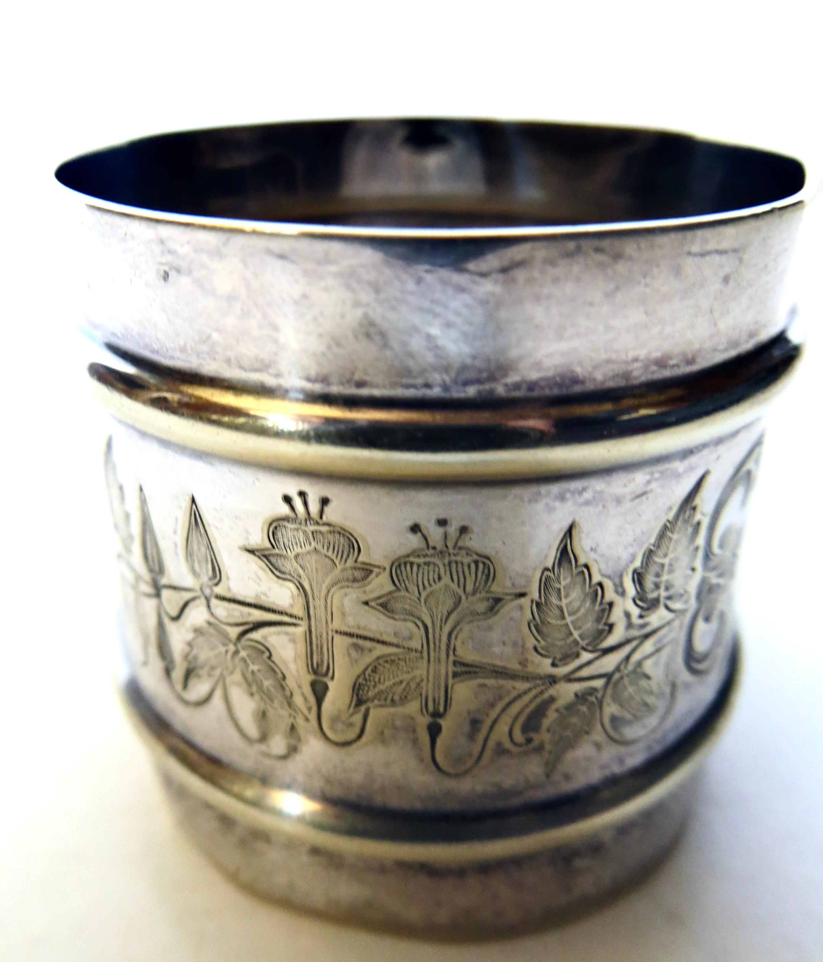 (3) Servilleteros Circulares Florales Victorianos Plateados + (8) Minicargadores SP Fines del siglo XIX en venta