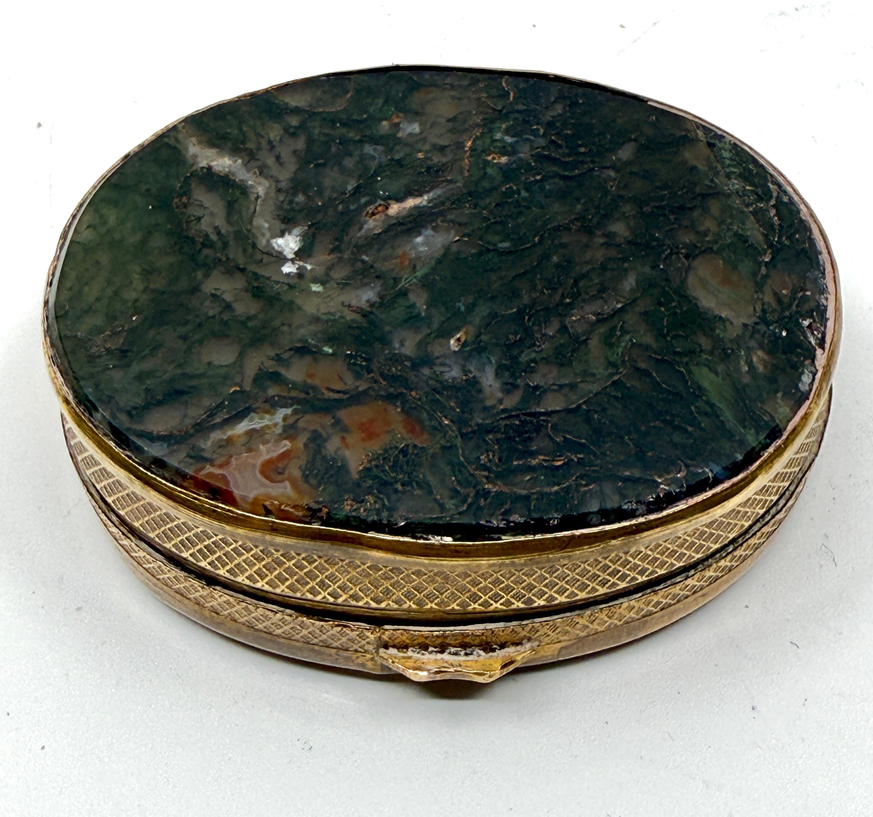 3 tabatières victoriennes en métal doré et en agate baguée en vente 3