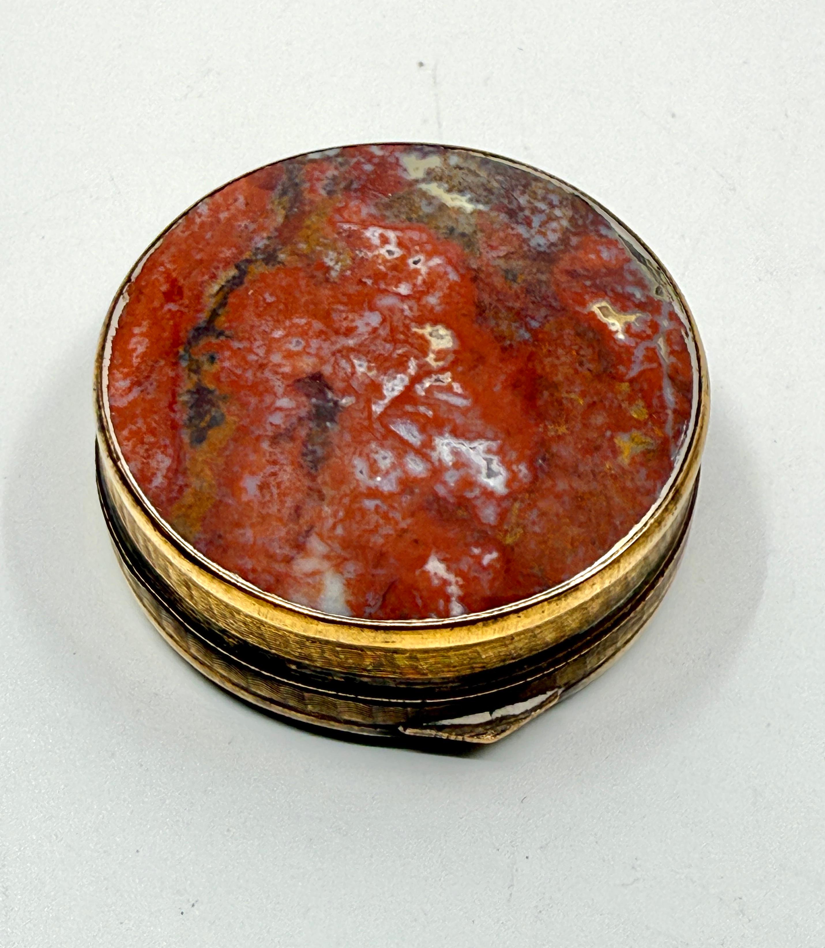 3 tabatières victoriennes en métal doré et en agate baguée en vente 10
