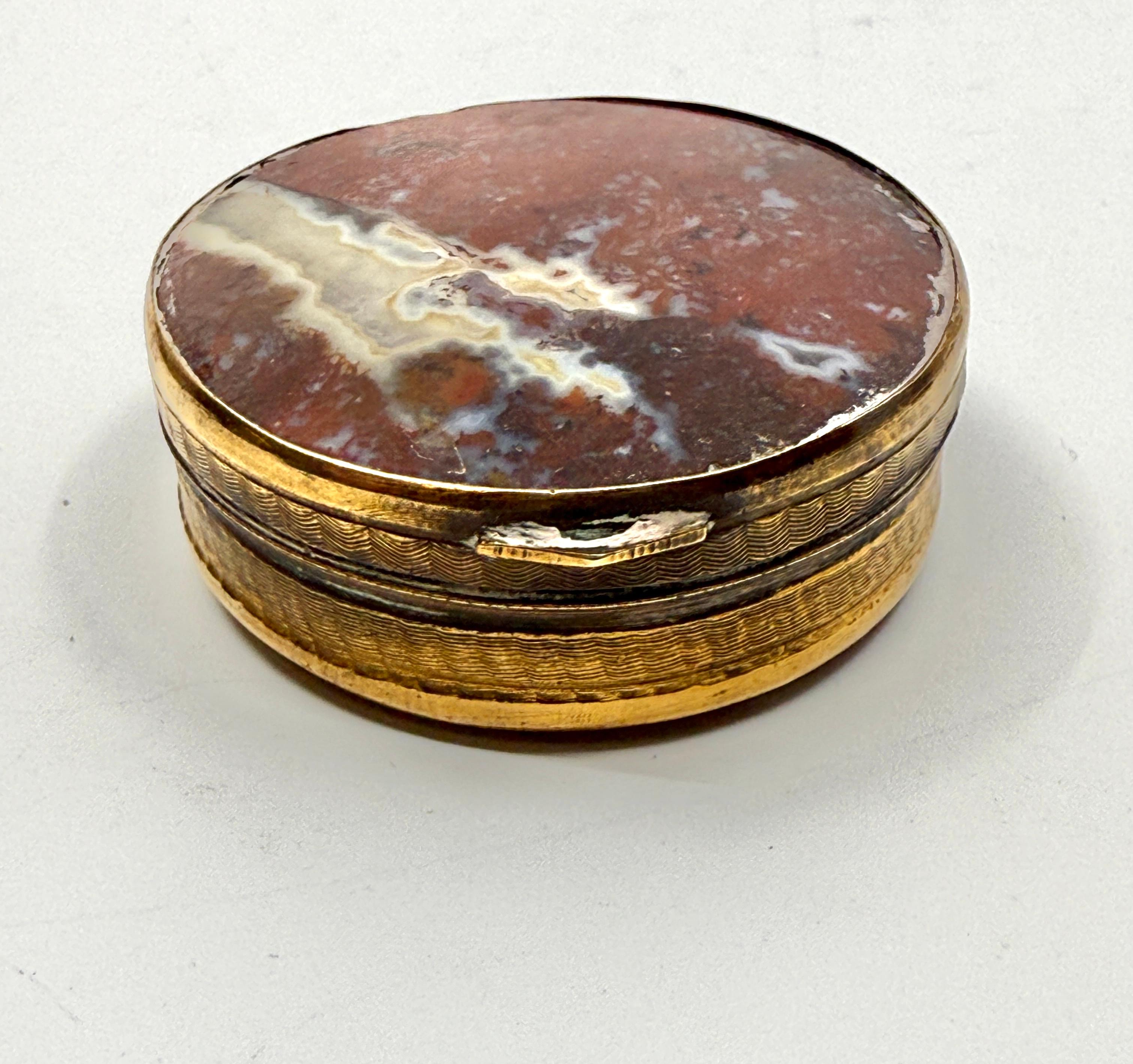 3 tabatières victoriennes en métal doré et en agate baguée en vente 11