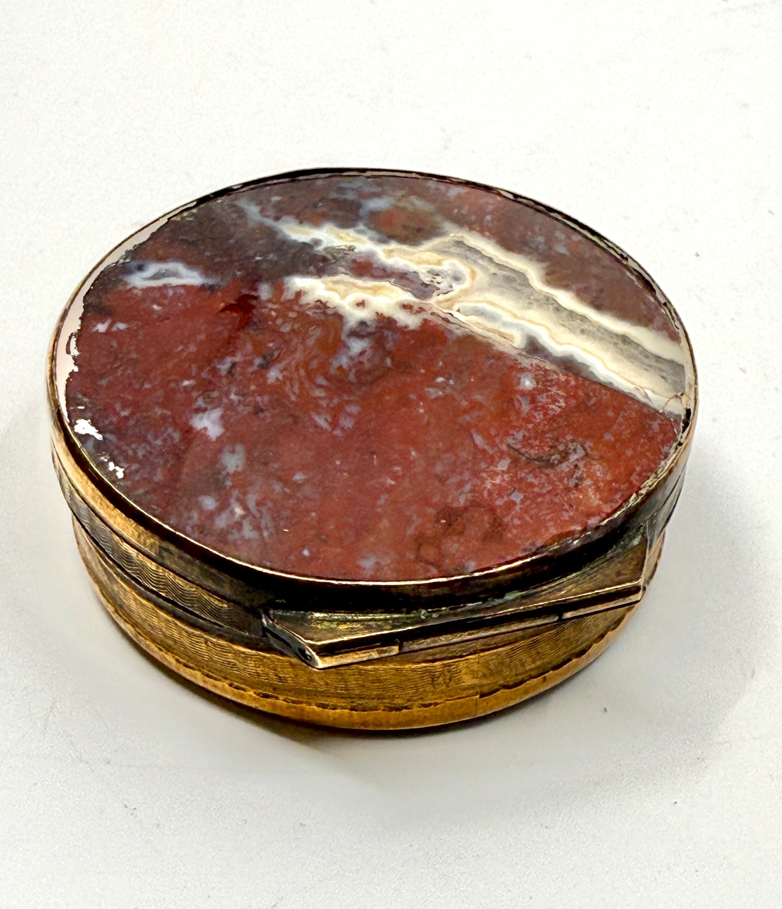 3 tabatières victoriennes en métal doré et en agate baguée en vente 12