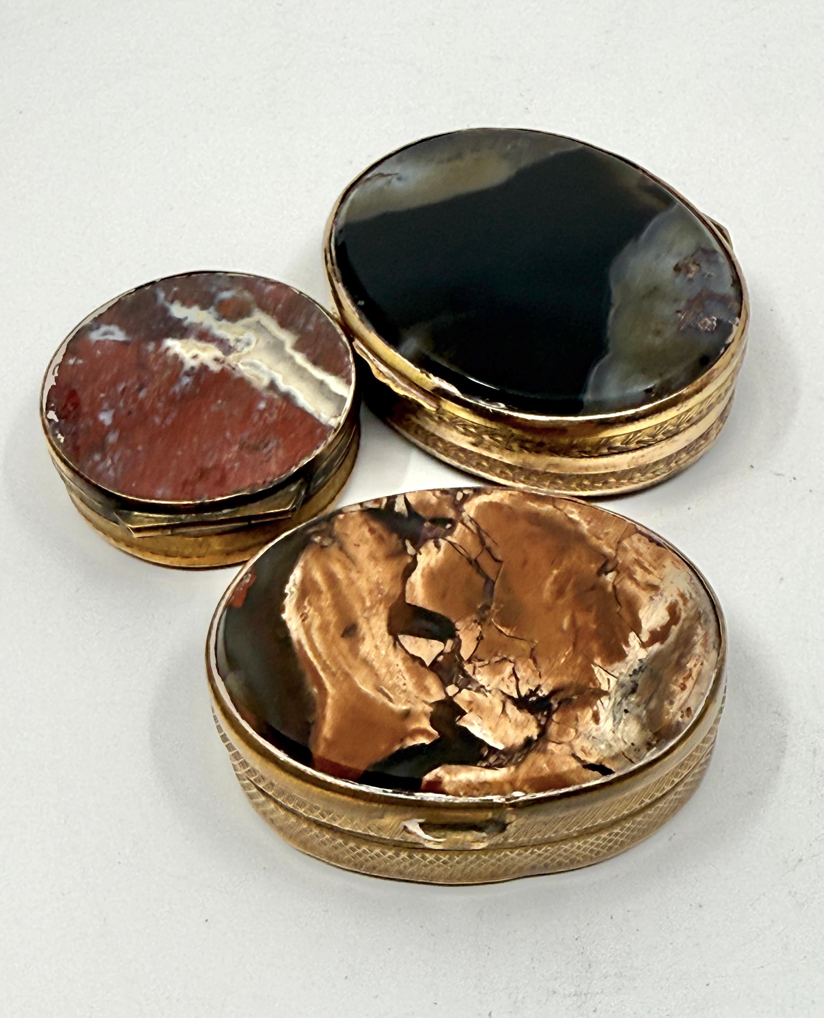 3 tabatières victoriennes en métal doré et en agate baguée en vente 13
