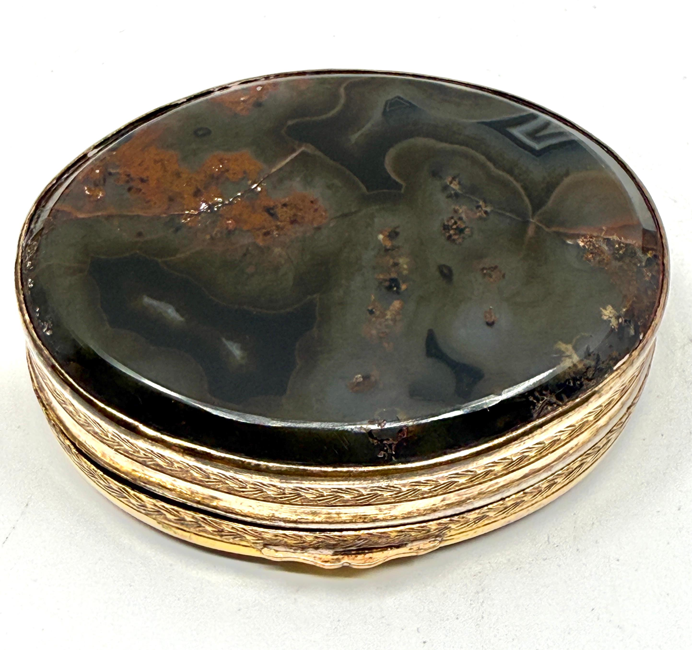 Fait main 3 tabatières victoriennes en métal doré et en agate baguée en vente