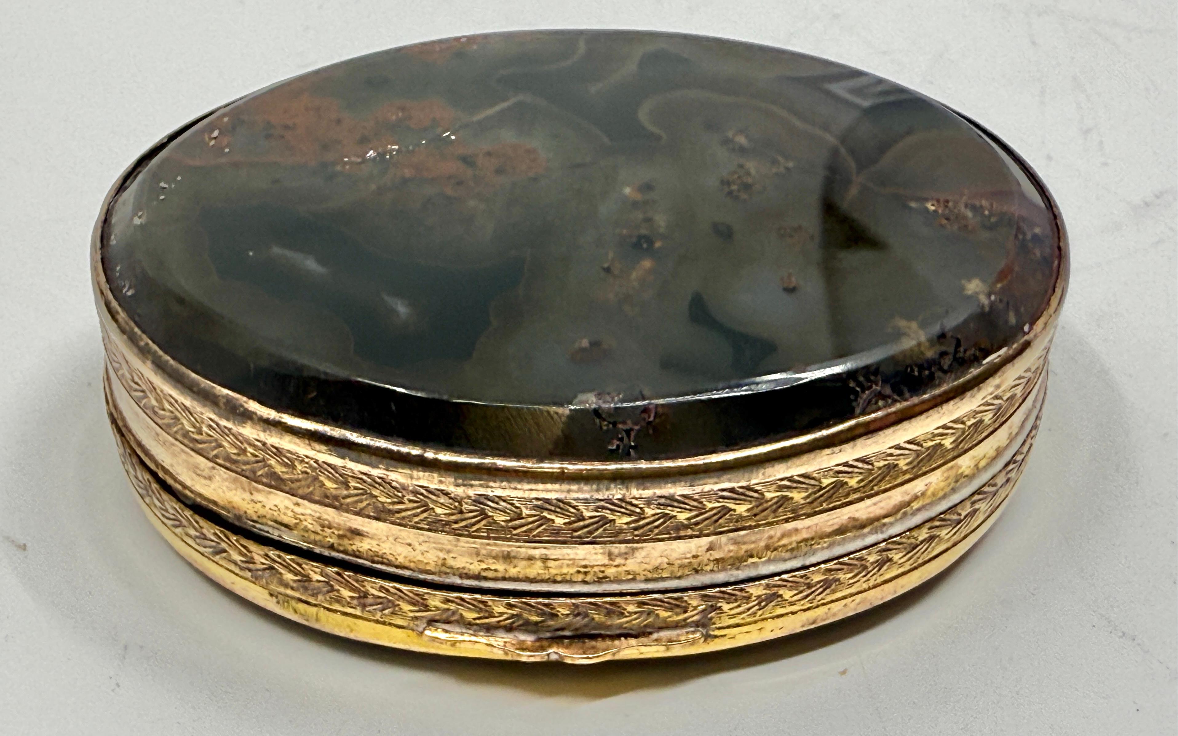 XIXe siècle 3 tabatières victoriennes en métal doré et en agate baguée en vente