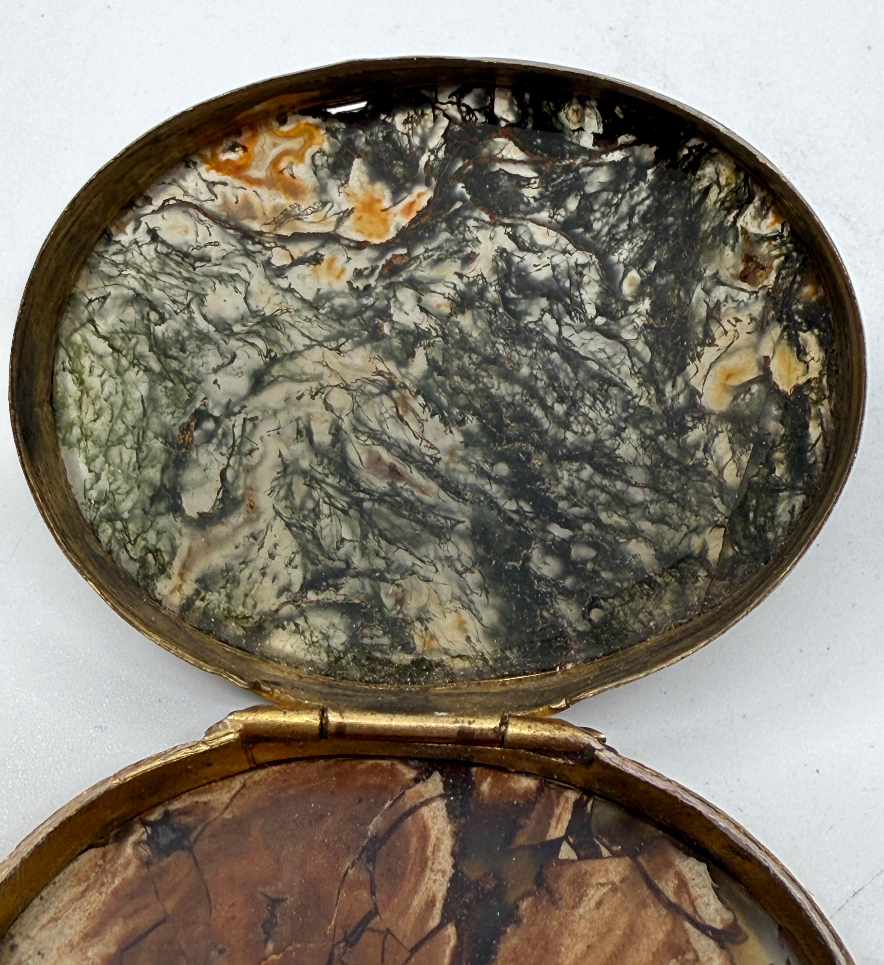 3 tabatières victoriennes en métal doré et en agate baguée en vente 2