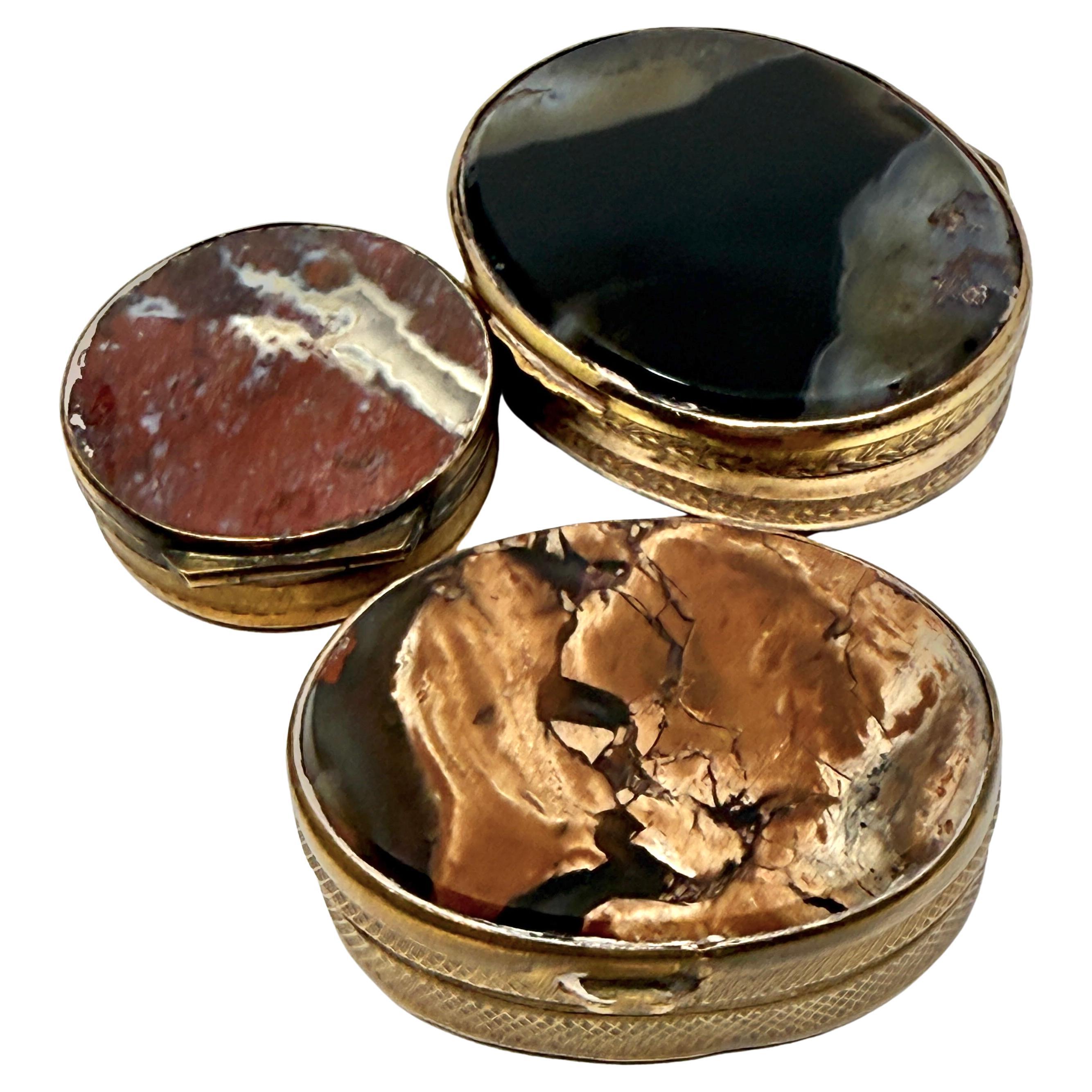 3 tabatières victoriennes en métal doré et en agate baguée
