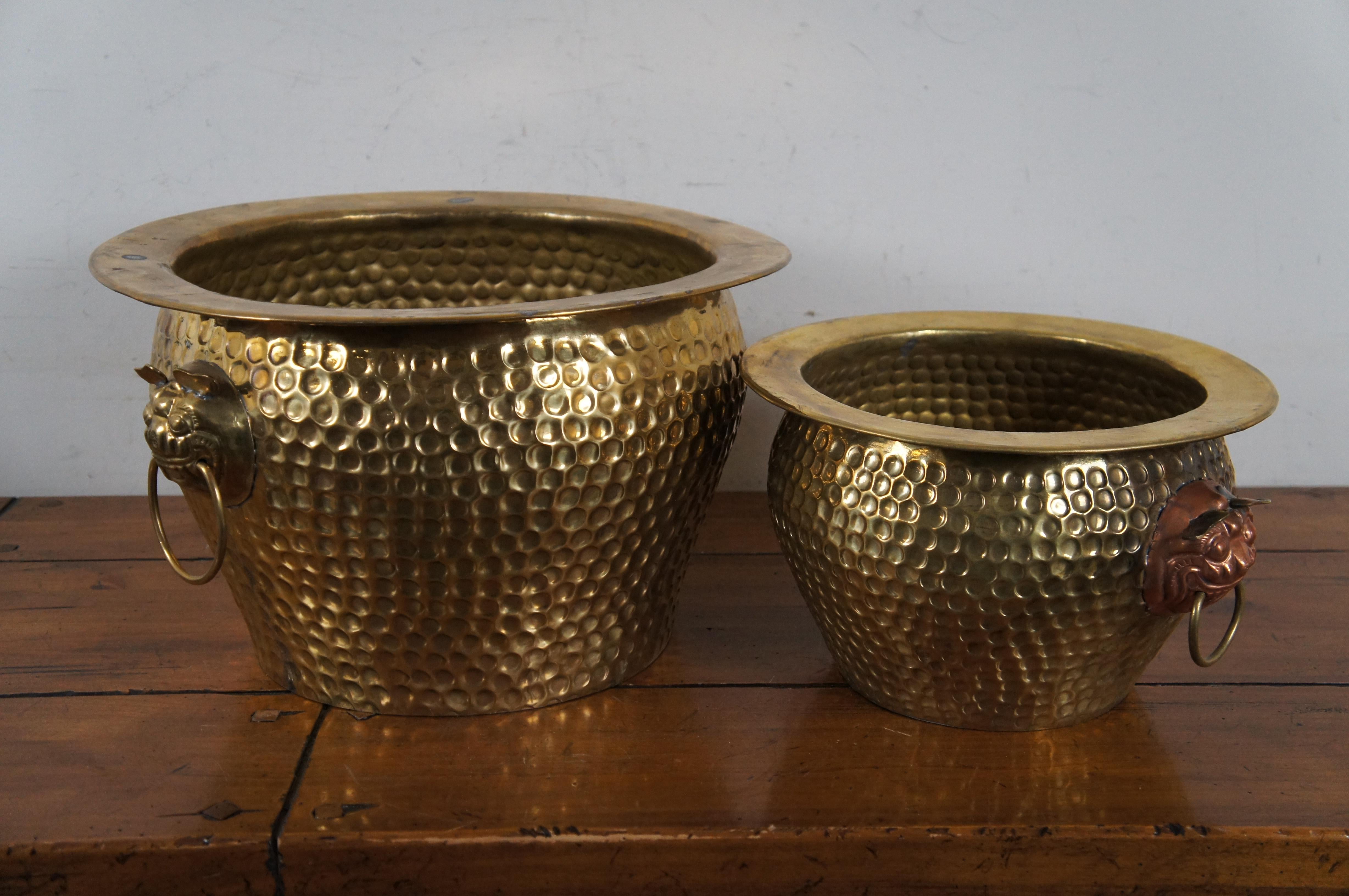 3 Vintage Chinese Hammered Brass Nesting Foo Dog Planters Jardinieres Cachepots  In Good Condition For Sale In Dayton, OH