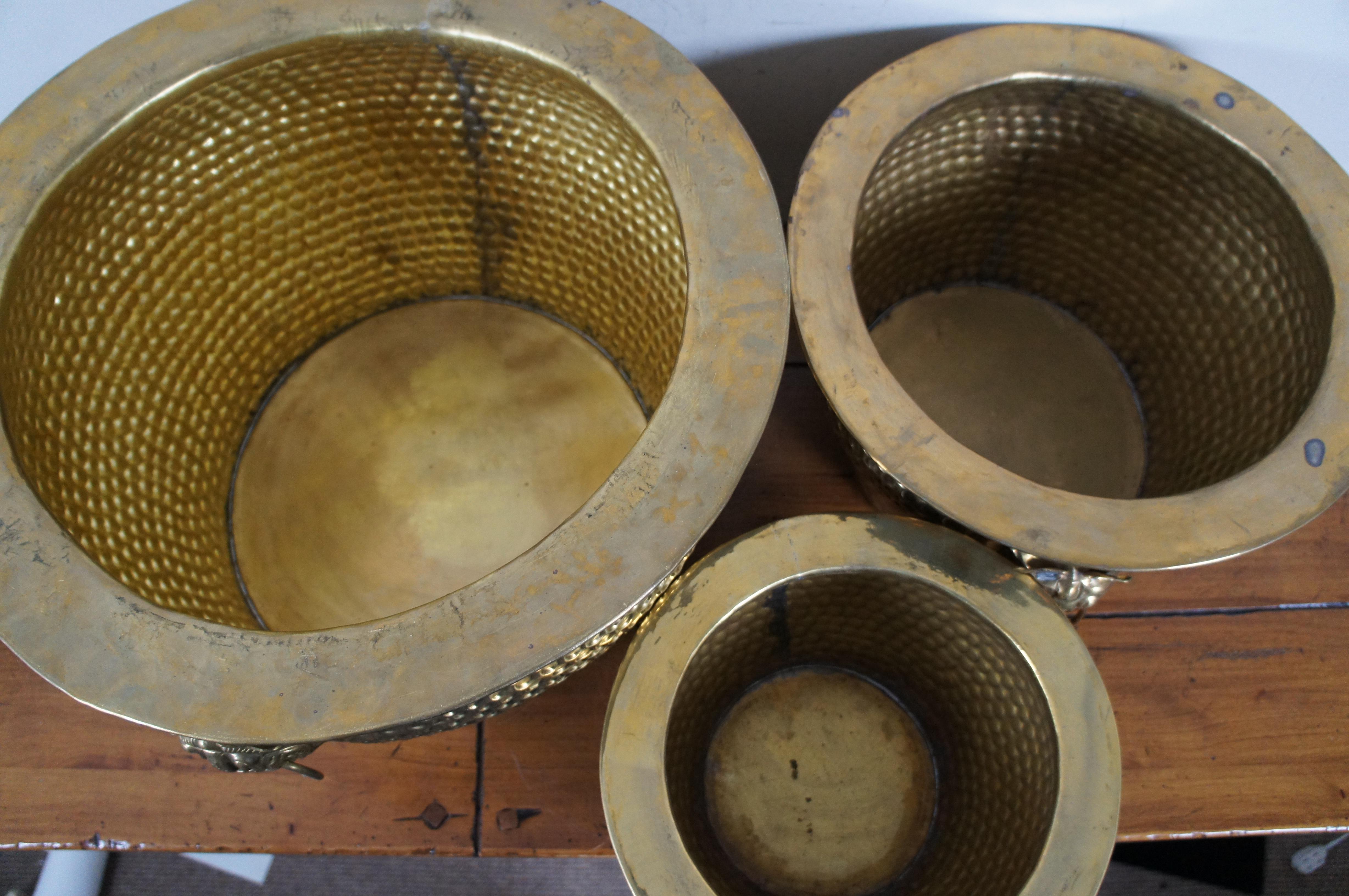 3 Vintage Chinese Hammered Brass Nesting Foo Dog Planters Jardinieres Cachepots  (Messing) im Angebot