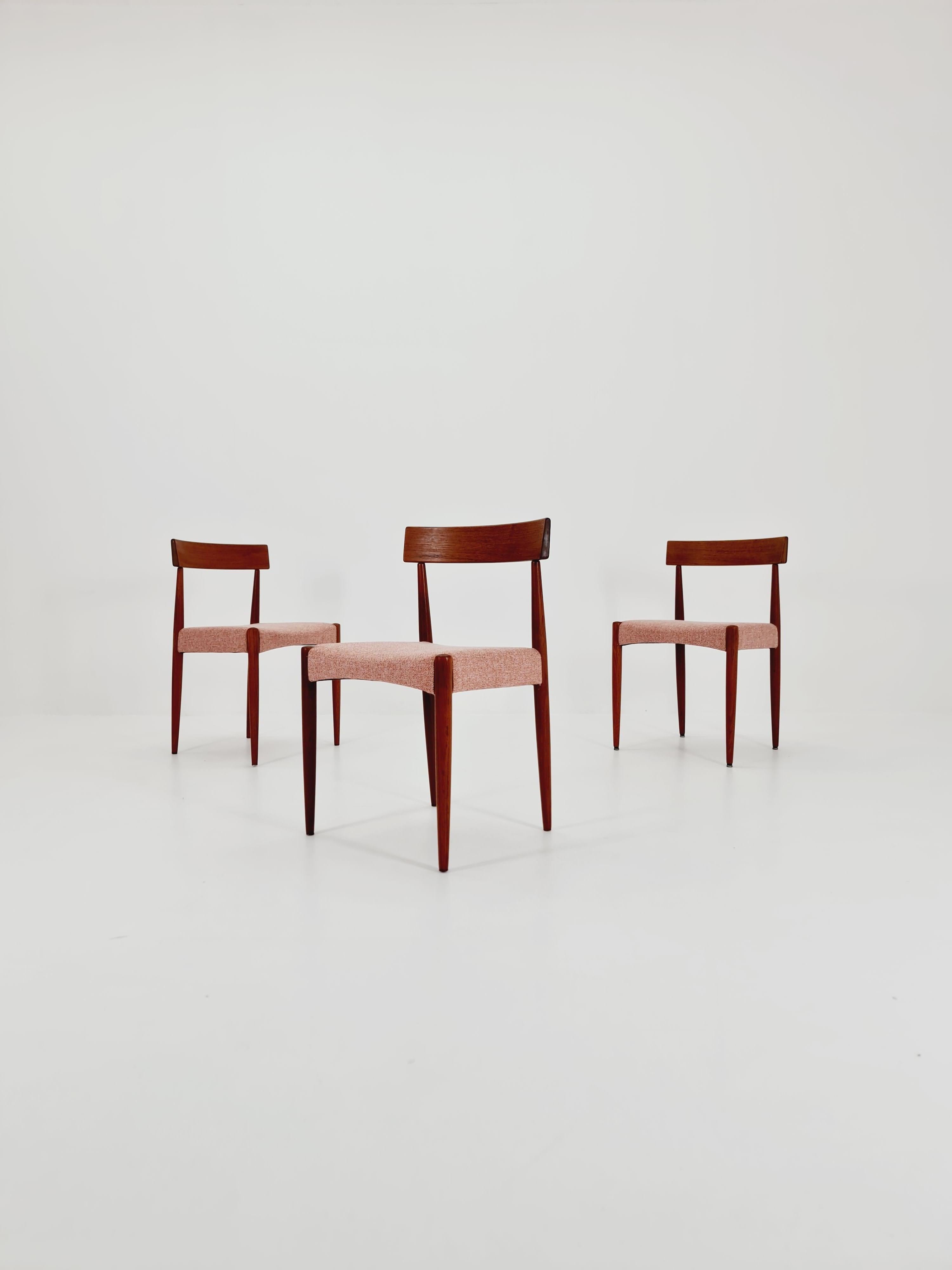 1 di 3 Vintage danese in teak di Arne Hovmand-Olsen Model NR Mk 200   , 1960s
 
Prodotto in Danimarca negli anni '60

Dimensioni:
Larghezza: 47  cm
Profondità: 40  cm
Altezza: 76  cm
Altezza della seduta: 45  cm

il prezzo si intende per una sedia