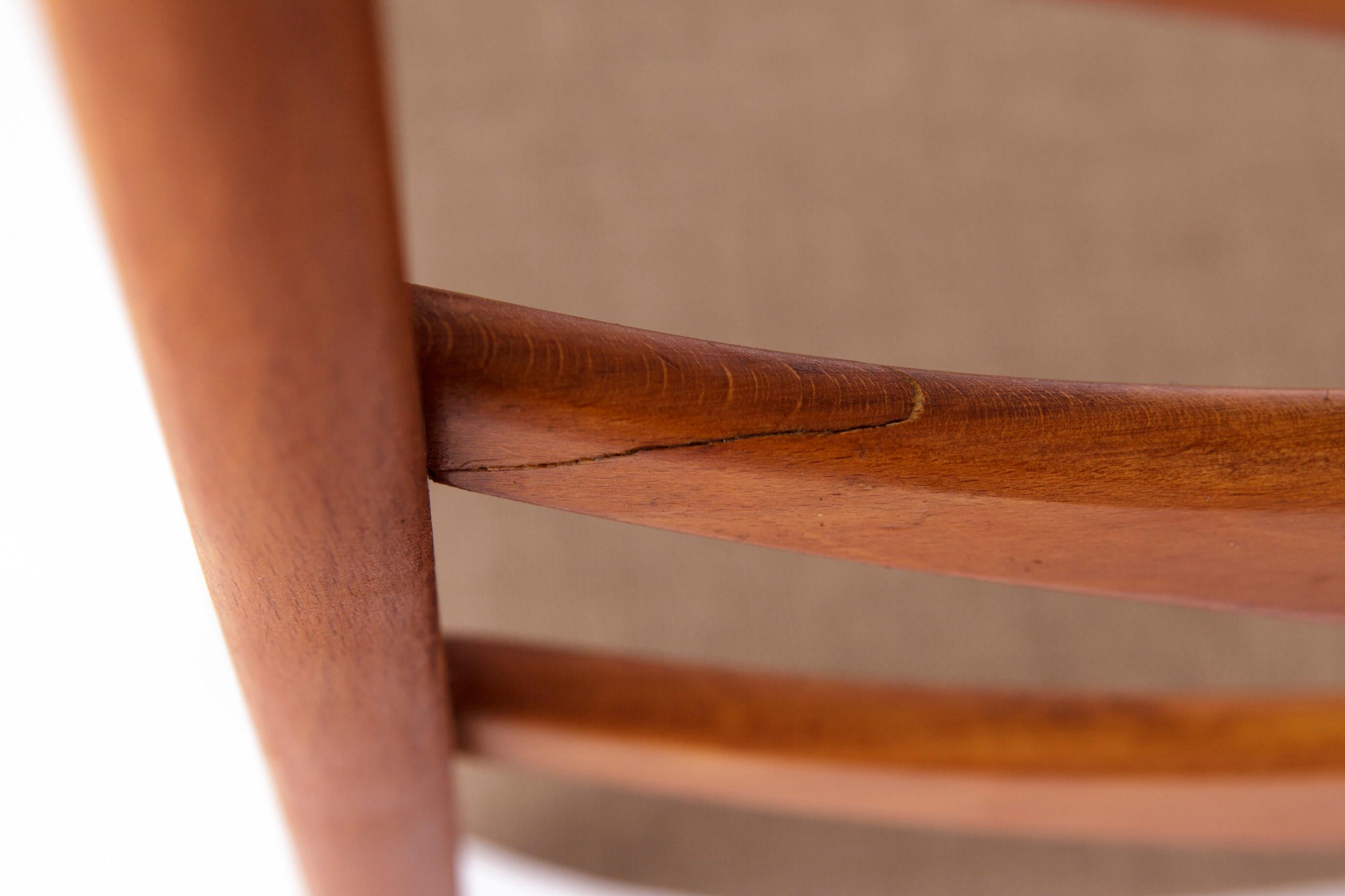 Set of 3 Dining Chairs from the 1970s

Origin: Germany

Enhance your dining area with this charming set of three dining chairs from the 1970s. While the manufacturer remains unknown, these chairs display the robust craftsmanship typical of German