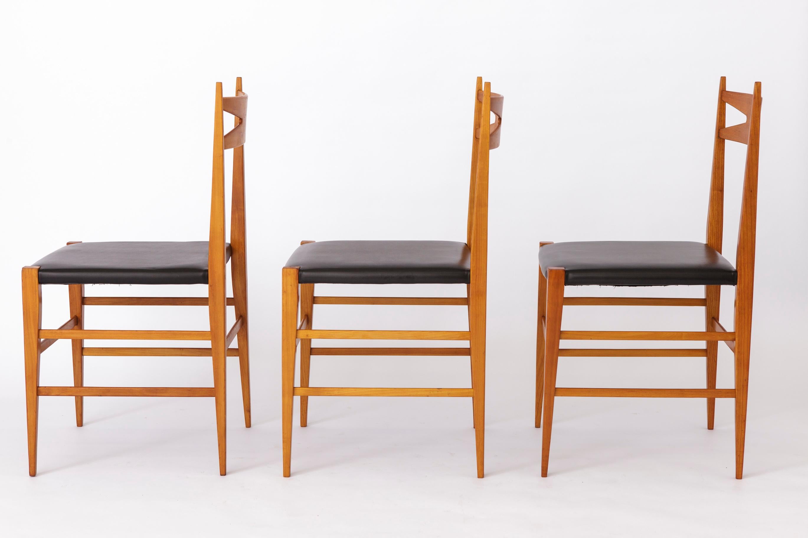 ** Set 3 Dining Chairs from the 1970s**
Origin: Likely German (Unknown Manufacturer)

Enhance your dining area with this unique set of three dining chairs from the 1970s. While their exact origin is unknown, they are most likely crafted in Germany.