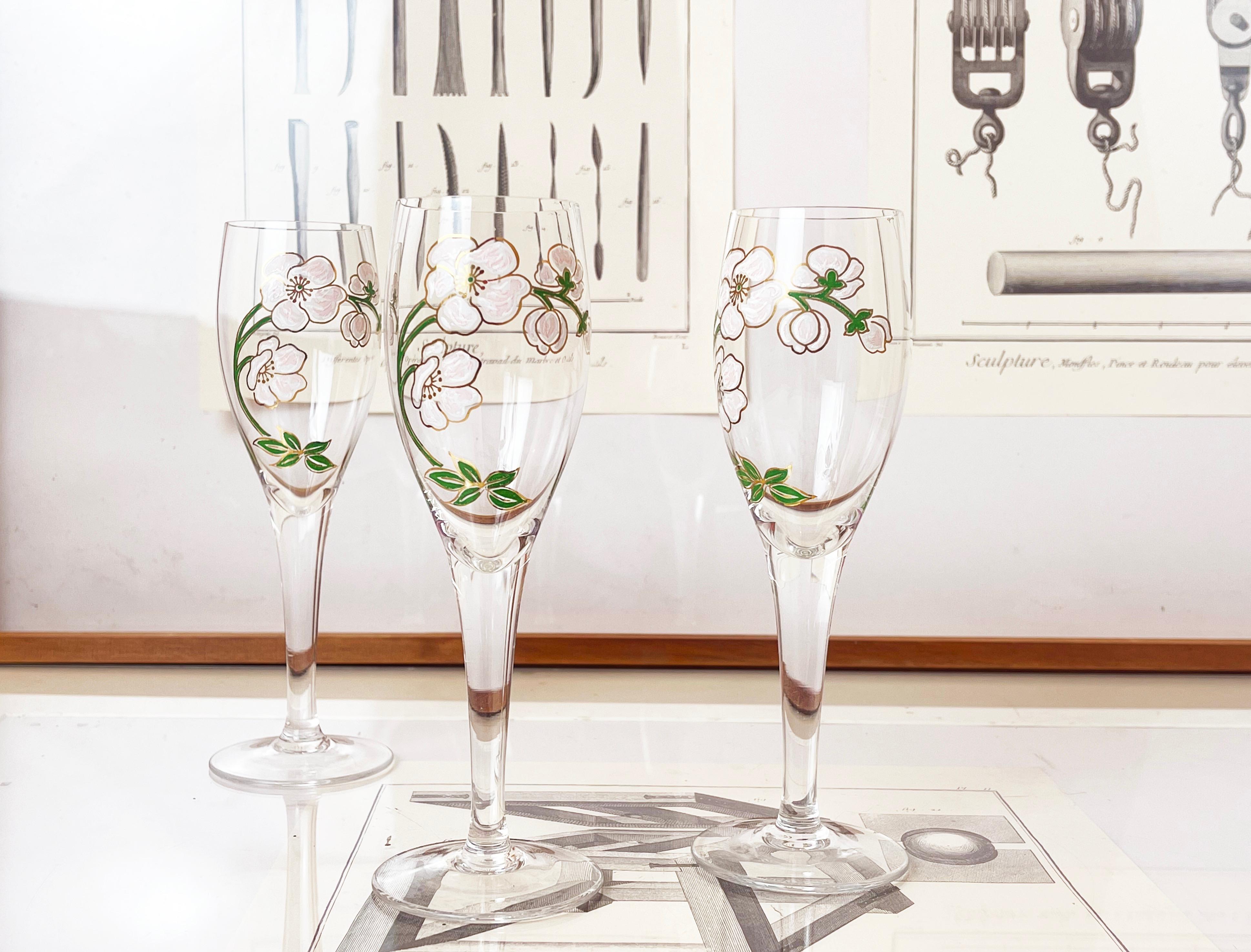 Ein sehr schönes Set von 3 französischen Champagnergläsern im Vintage-Stil von Perrier-Jouet mit ikonischem Blumenmotiv im Jugendstil. 
Das Stück aus klarem Glas mit erhabenem Emailrelief in mint-weißem bis rosa Blumenmuster und grünen