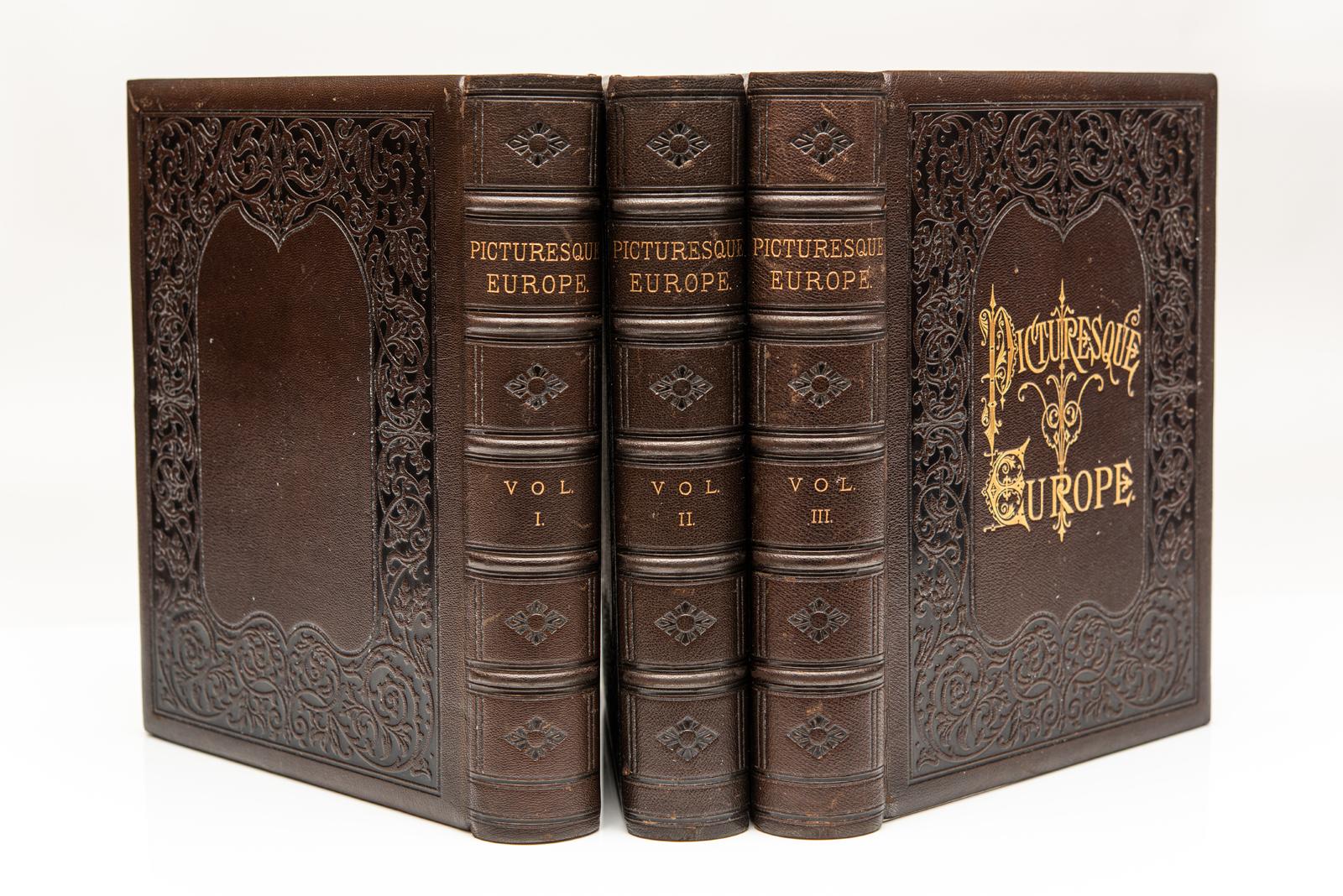 8 Vol. Bayard Taylor, La Europa pintoresca. Primera edición. Encuadernado en cuero marrón de Marruecos. Estampado floral ciego en la portada y la contraportada. Título dorado en la cubierta y el lomo. Bandas levantadas. Todos los bordes dorados.
