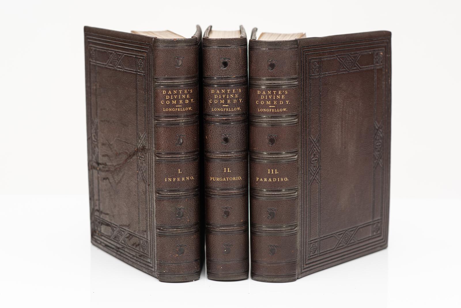 3 Volumes. Henry W. Longfellow. La Divine
Comédie de Dante Alighieri. Reliure en plein maroquin brun, toutes tranches dorées, bandes en relief, marqueterie aveugle sur les couvertures et les dos, gardes marbrées.
Publié : Boston : Ticknor & Fields