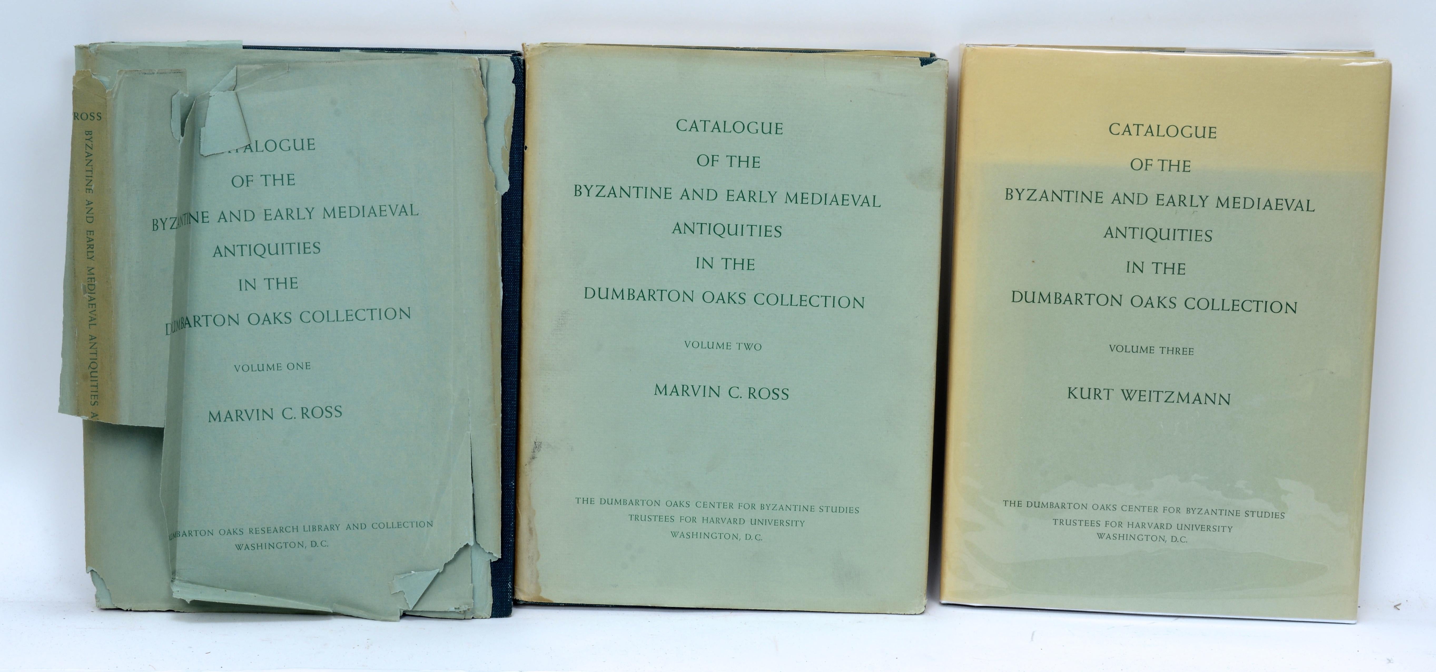 Satz von 3 Katalogen der byzantinischen und frühmittelalterlichen Antiquitäten in der Dumbarton Oaks Collection'S. 1st Ed Hardcover mit Schutzumschlägen in verschiedenen Bedingungen. Herausgegeben vom Dumbarton Oaks Center for Byzantine Studies