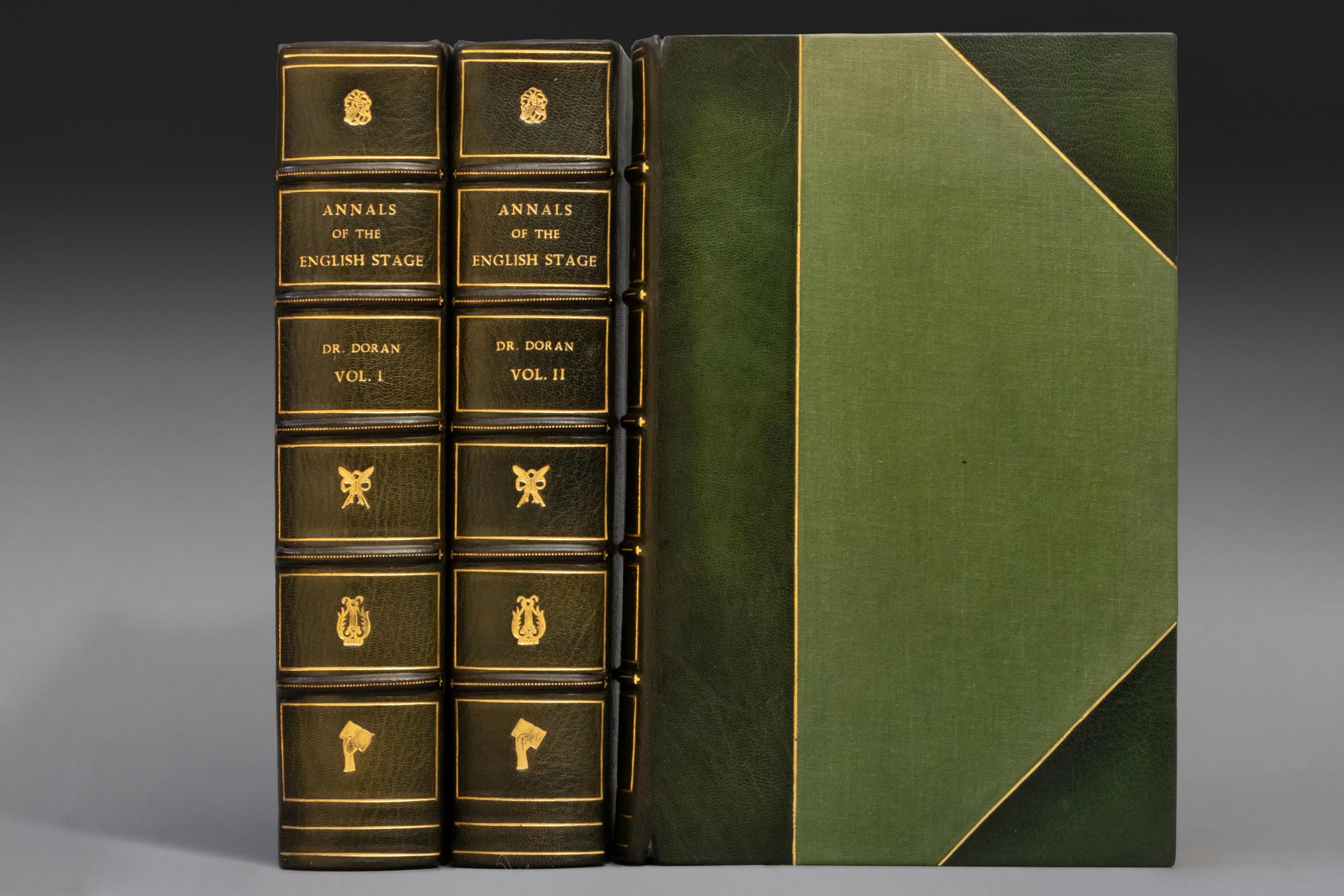 3 Volumes. Doran, F.S.A. Annales de la scène anglaise. Relié en 3/4 maroquin vert. Toutes les tranches sont dorées. Bandes soulevées. Pages de garde marbrées. Relié par Sangorski & Sutcliffe pour Asprey. Les dos sont décorés d'estampes et de lettres