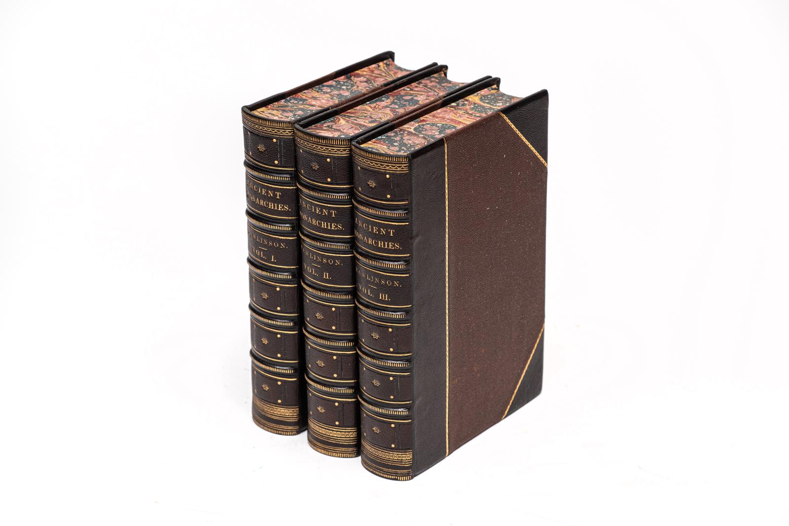 3 volúmenes. George Rawlinson, Las cinco grandes monarquías del antiguo mundo oriental. Segunda edición. Encuadernado en 3/4 morocco marrón. Las cubiertas y los lomos con bandas en relieve están dorados. Todos los bordes están jaspeados y las