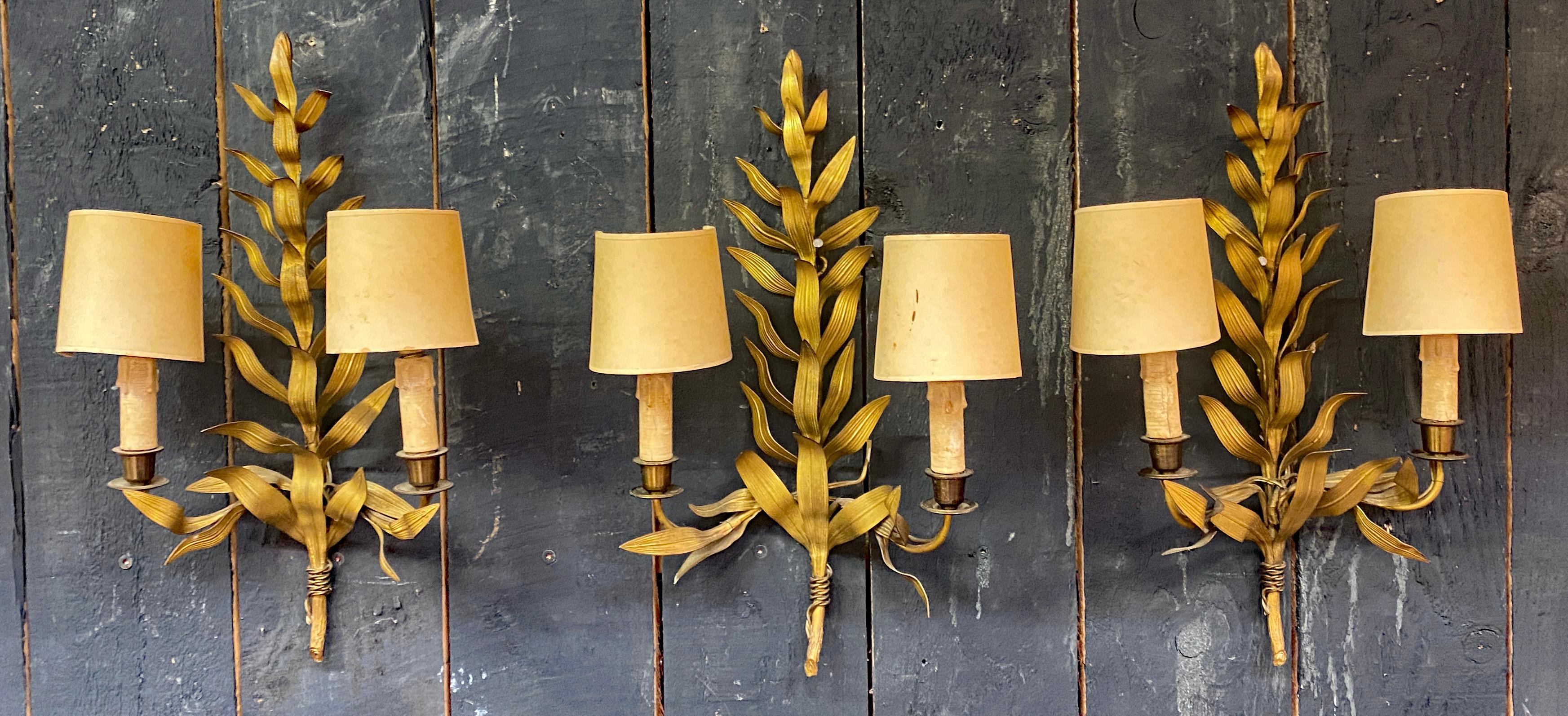 Mid-Century Modern 3 wall lights in the style of Maison Baguès in brass Stylized leaves  For Sale