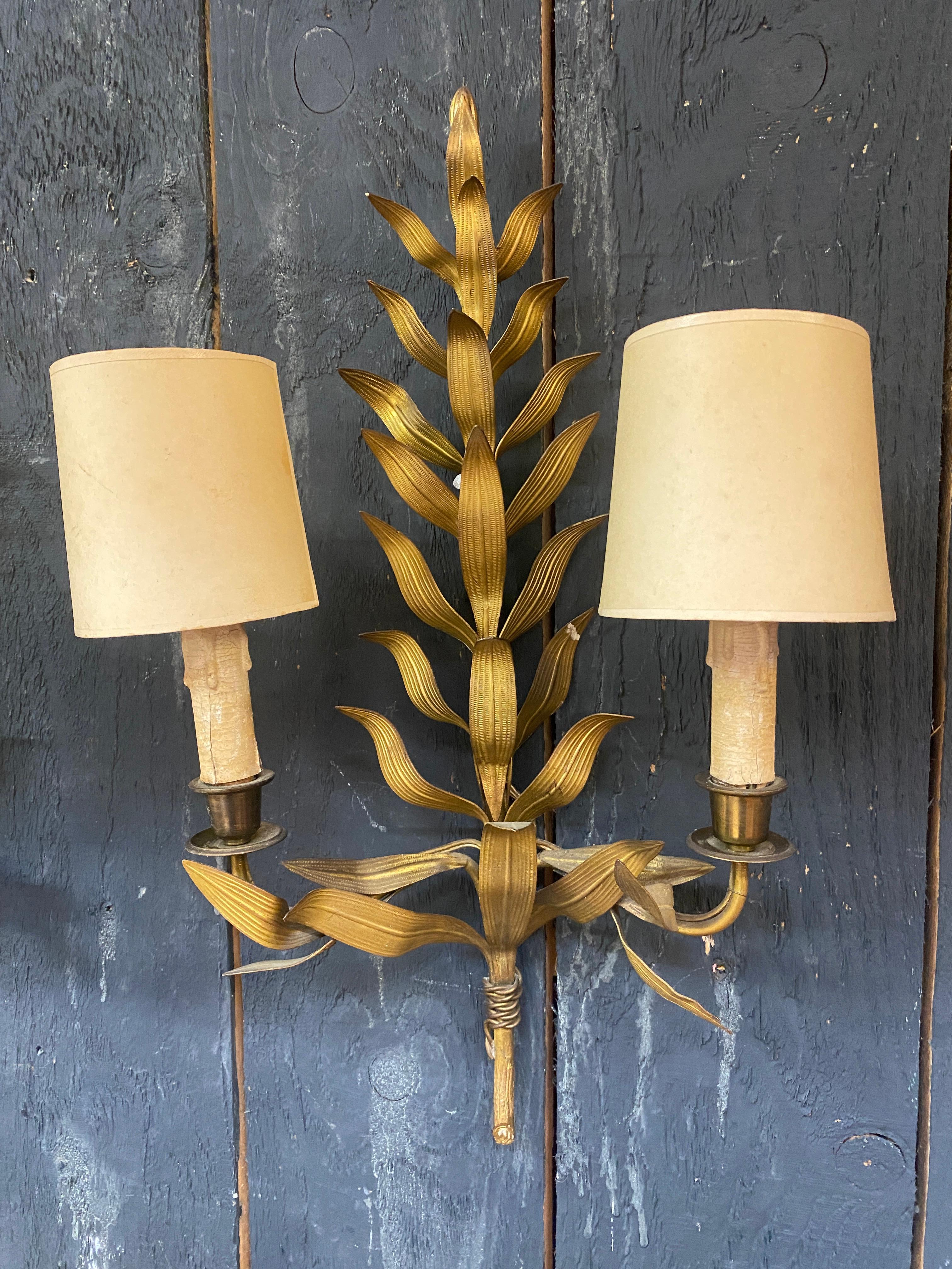 French 3 wall lights in the style of Maison Baguès in brass Stylized leaves  For Sale