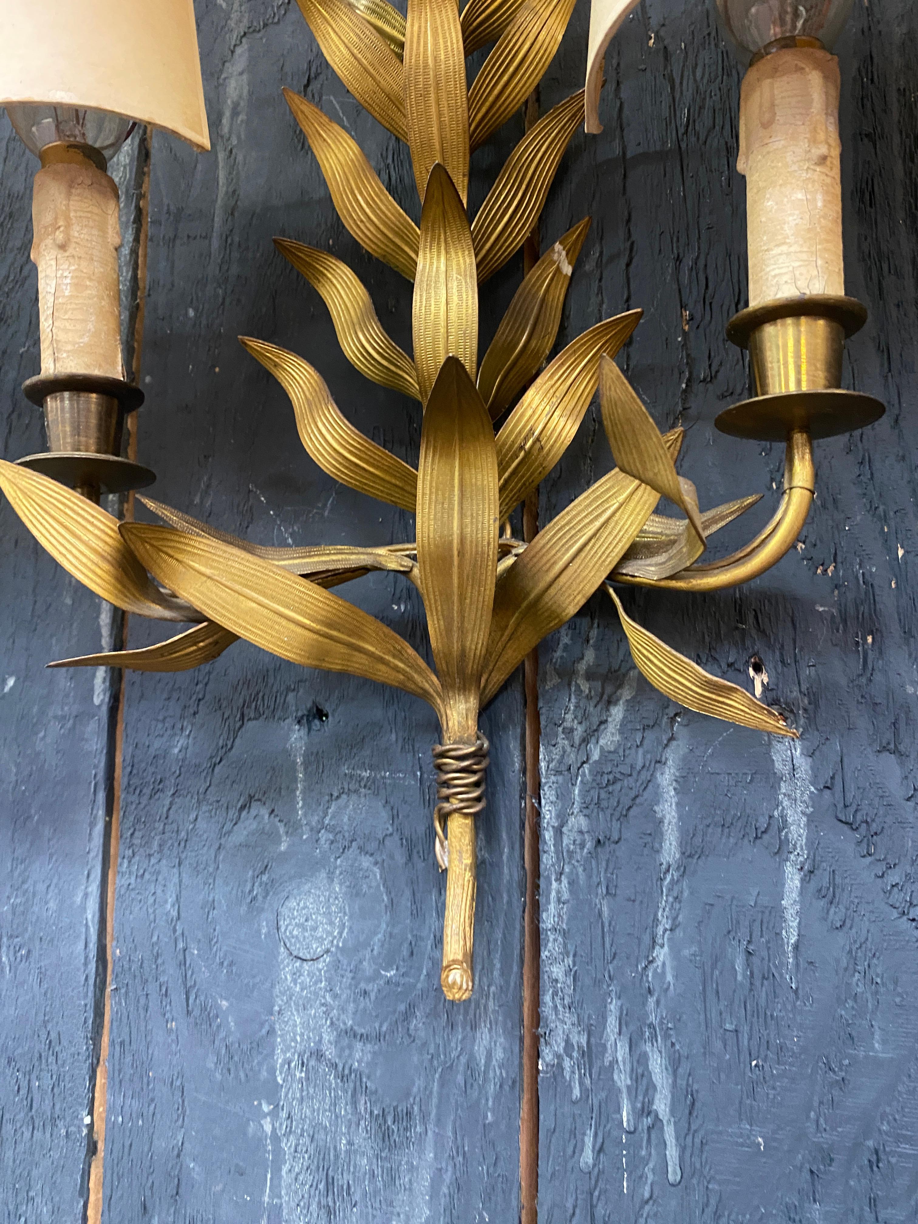 3 wall lights in the style of Maison Baguès in brass Stylized leaves  In Good Condition For Sale In Saint-Ouen, FR