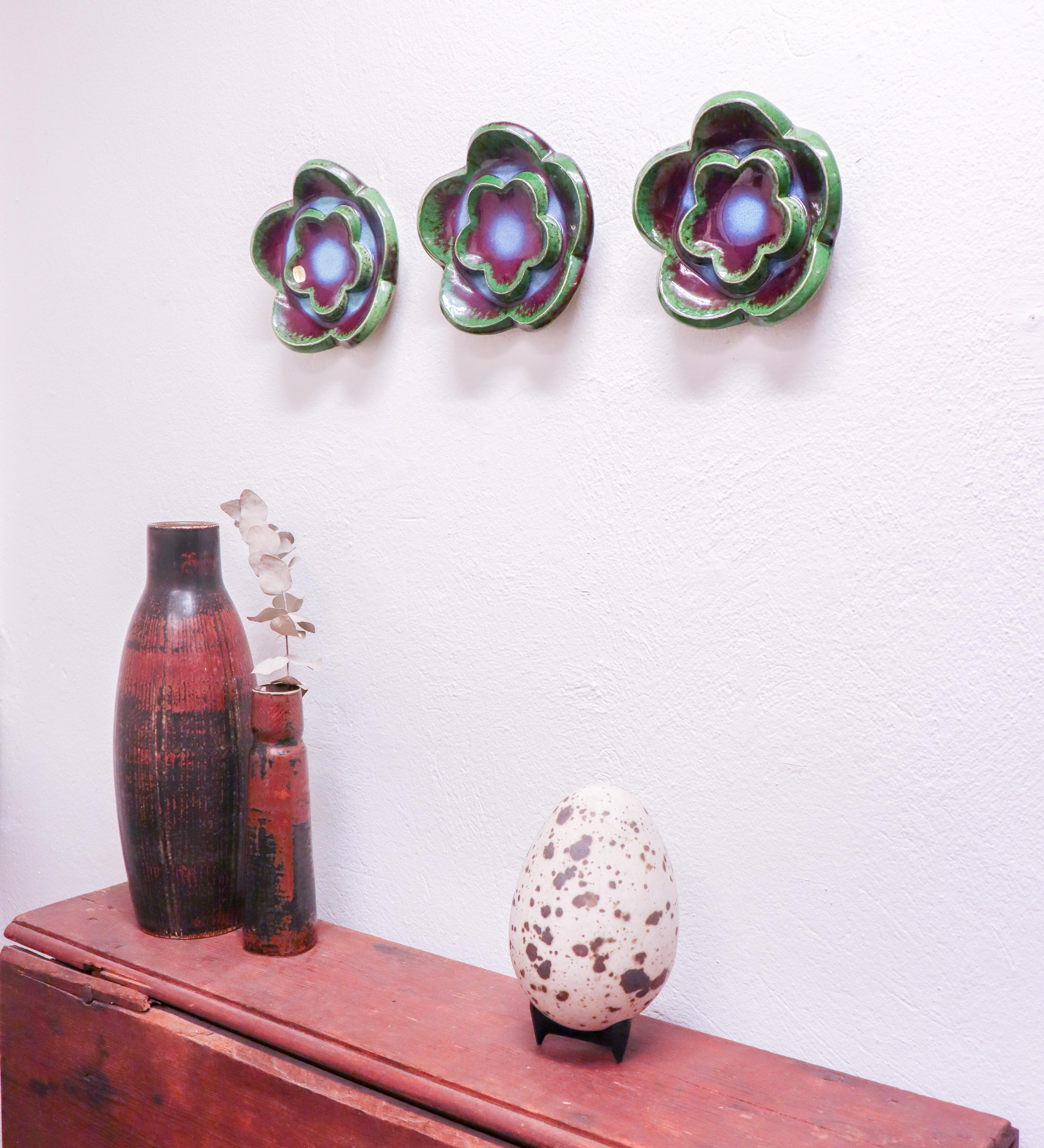 Grès porcellanato 3 Wall Plaques / Tiles,  Rörstrand - Sylvia Leuchovius - Flowers Green & Purple in vendita