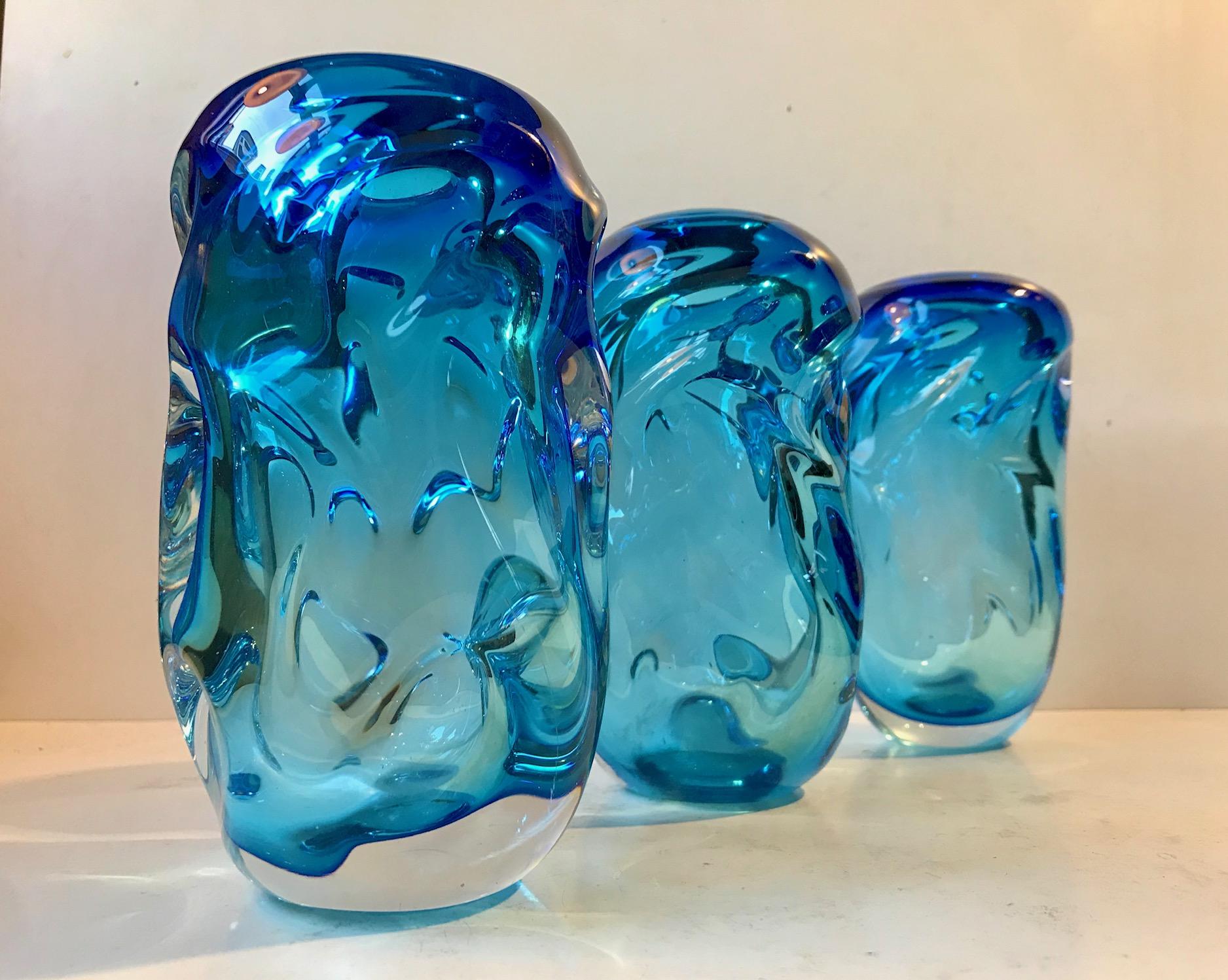 3 Wellen aus blauem Kunstglas, Vasen von Jan Bernek für Skrdlovice, 1960er Jahre (Moderne der Mitte des Jahrhunderts) im Angebot
