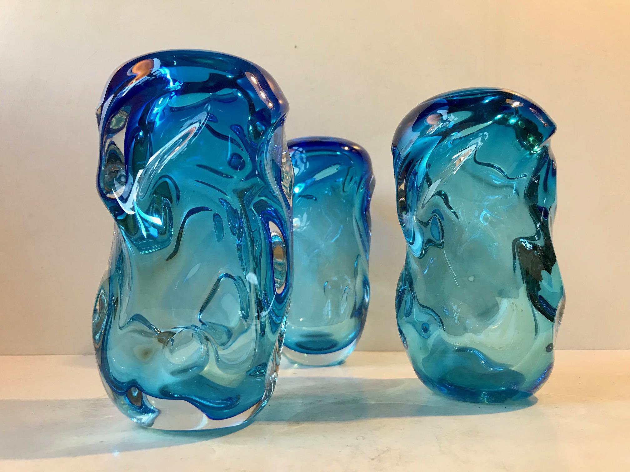 3 Wellen aus blauem Kunstglas, Vasen von Jan Bernek für Skrdlovice, 1960er Jahre (Tschechisch) im Angebot