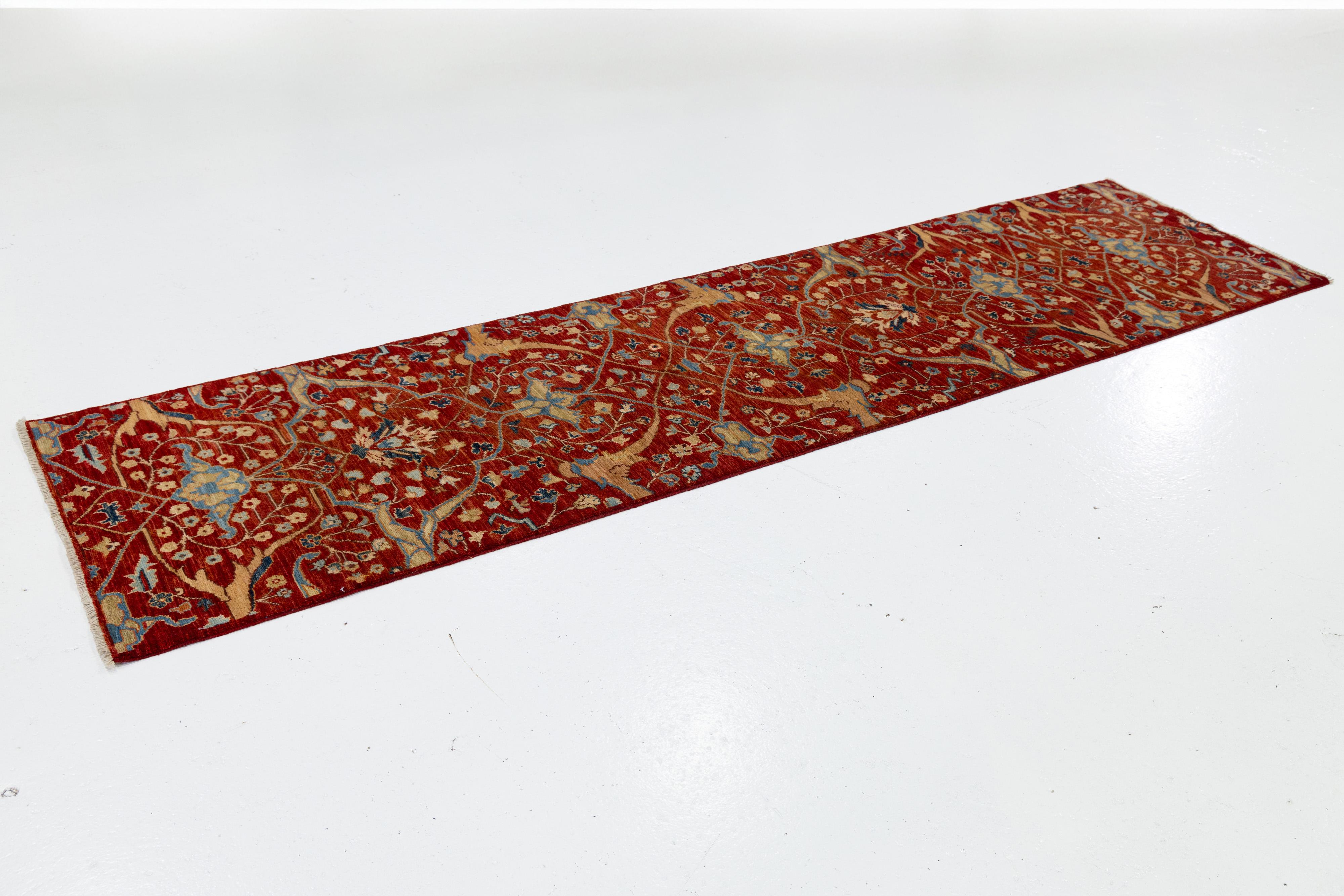 Annodato a mano 3 x 10  Runner in lana Sultanabad dal design moderno fatto a mano in rosso in vendita