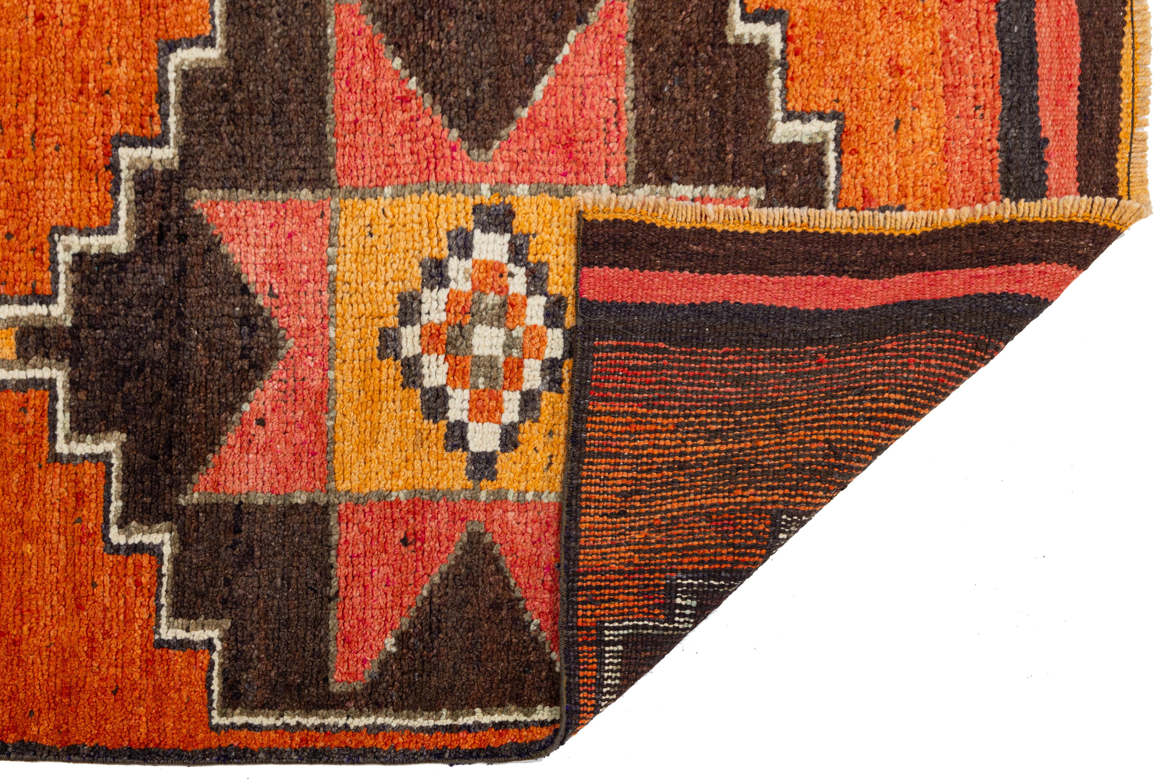 Mid-Century moderno Runner in lana turca vintage 3 x 10 in arancione bruciato con motivi geometrici tribali in vendita