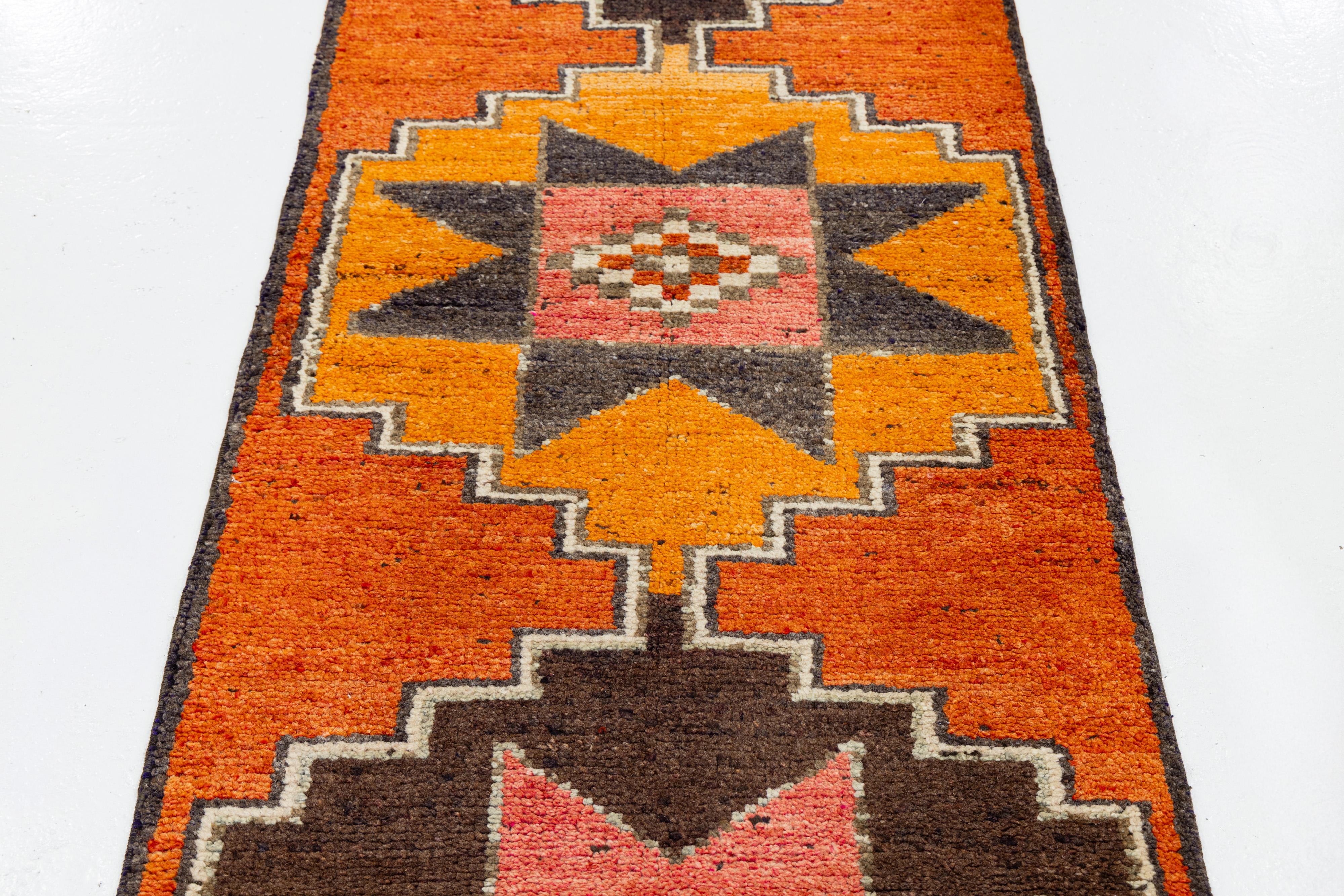 XX secolo Runner in lana turca vintage 3 x 10 in arancione bruciato con motivi geometrici tribali in vendita