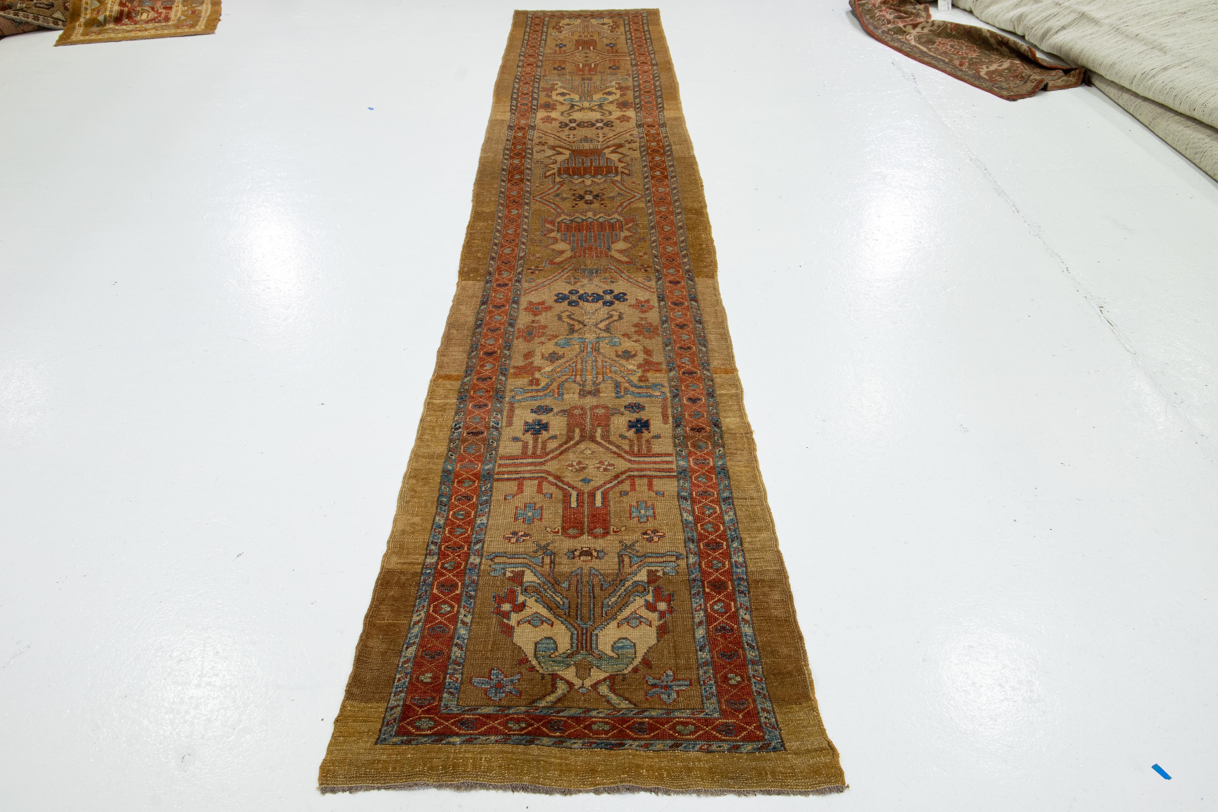 Erleben Sie die zeitlose Eleganz des handgeknüpften persischen Wollteppichs Bakshaeish. Dieser Läufer gehört zu unserer Revival North West Collection'S. Es zeichnet sich durch ein auffälliges braunes Feld aus, das durch mehrfarbige Akzente ergänzt