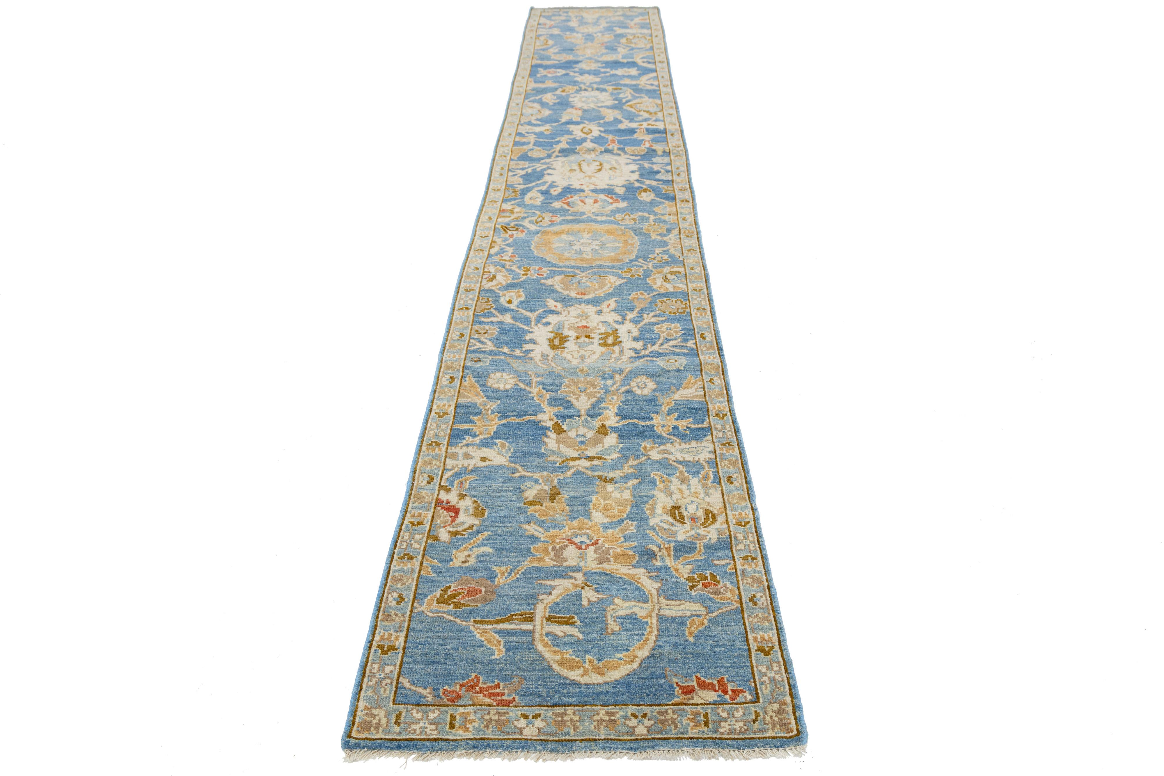 Ti presentiamo uno splendido runner moderno in lana Sultanabad annodato a mano con un ricco campo blu. Questo runner di ottima fattura presenta una struttura dal design intricato, accentuato dai toni caldi del marrone, del ruggine e dell'oro, il