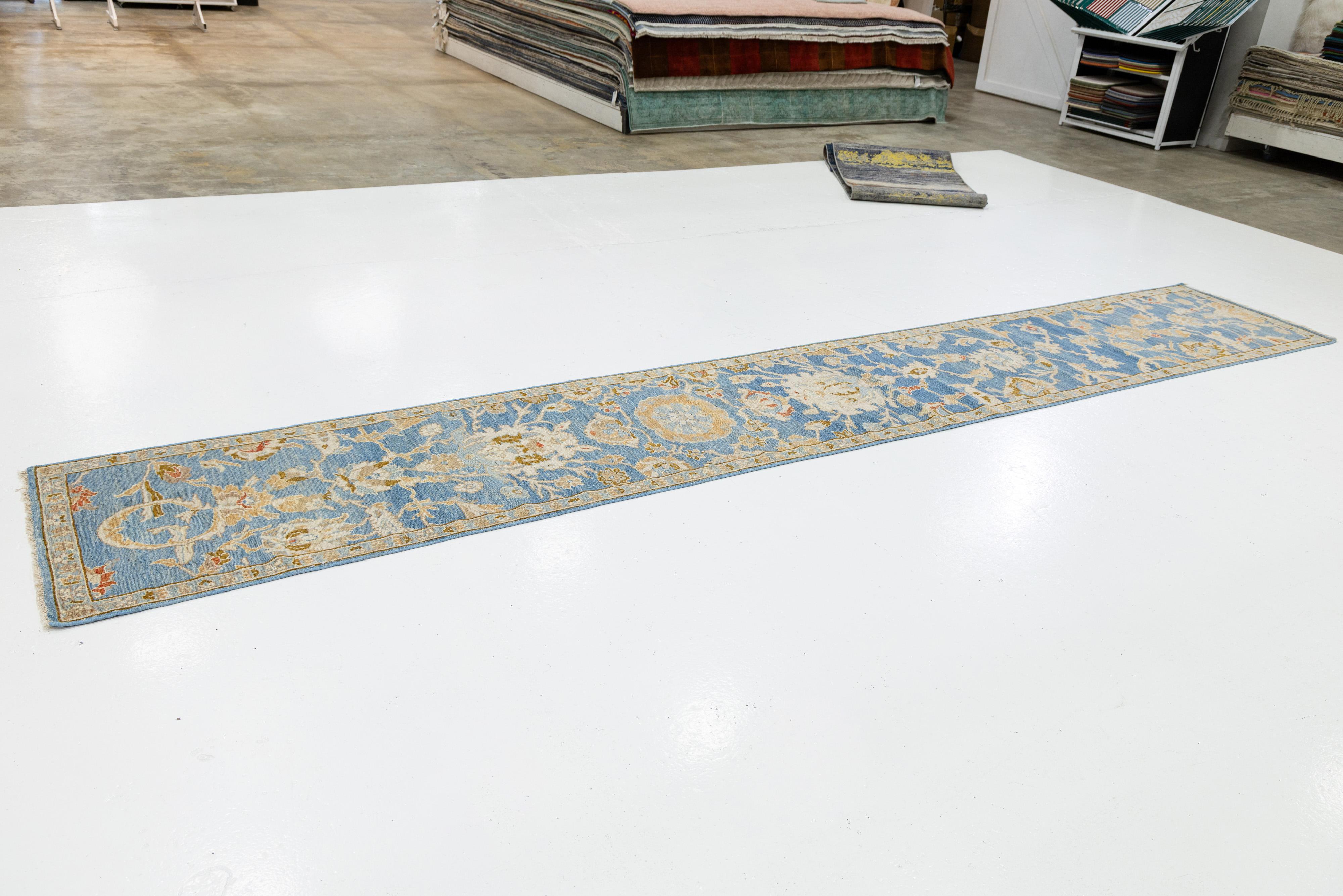 3 x 16 Runner moderno in lana Sultanabad fatto a mano in blu con un disegno floreale In condizioni Nuovo in vendita a Norwalk, CT