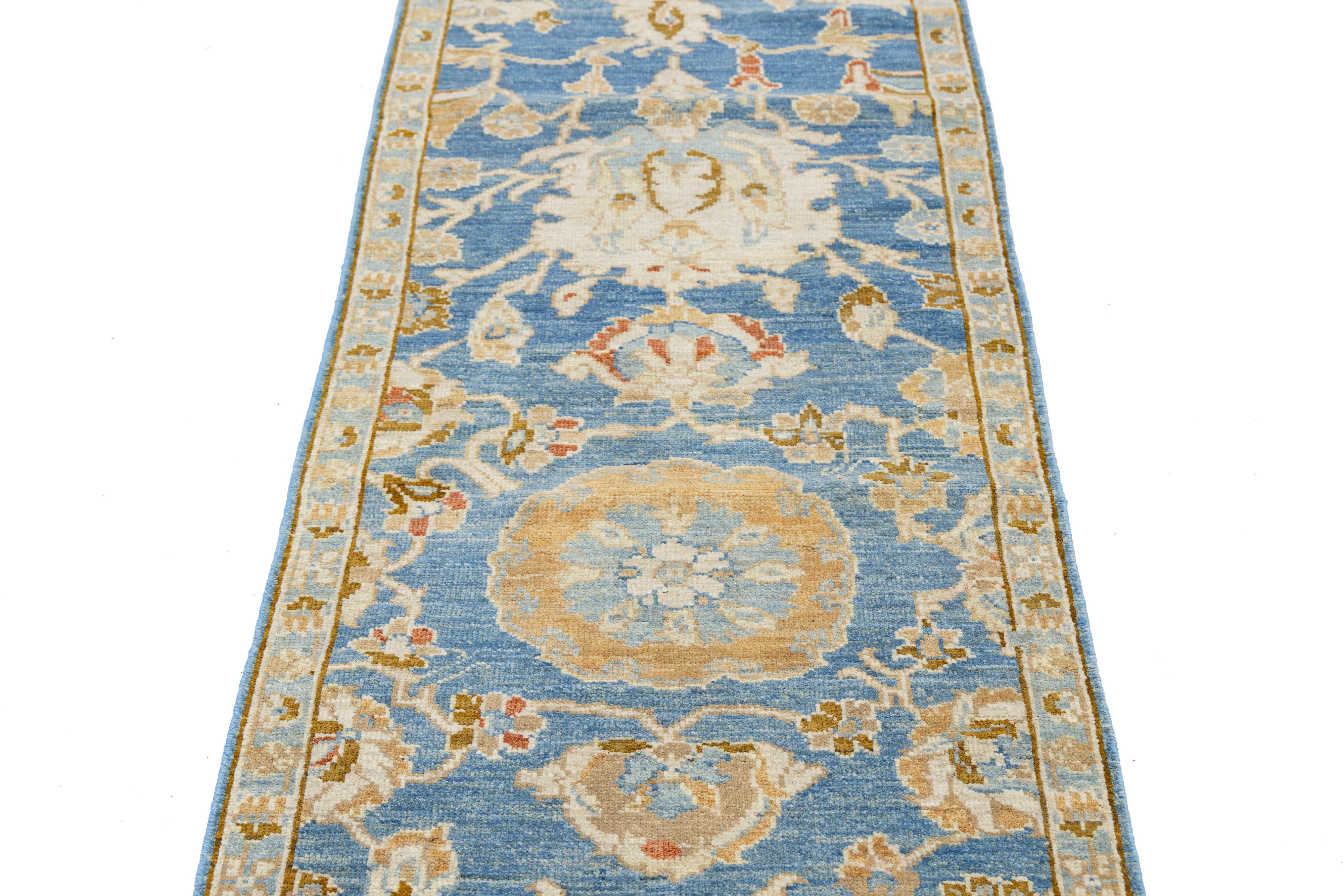 XXI secolo e contemporaneo 3 x 16 Runner moderno in lana Sultanabad fatto a mano in blu con un disegno floreale in vendita