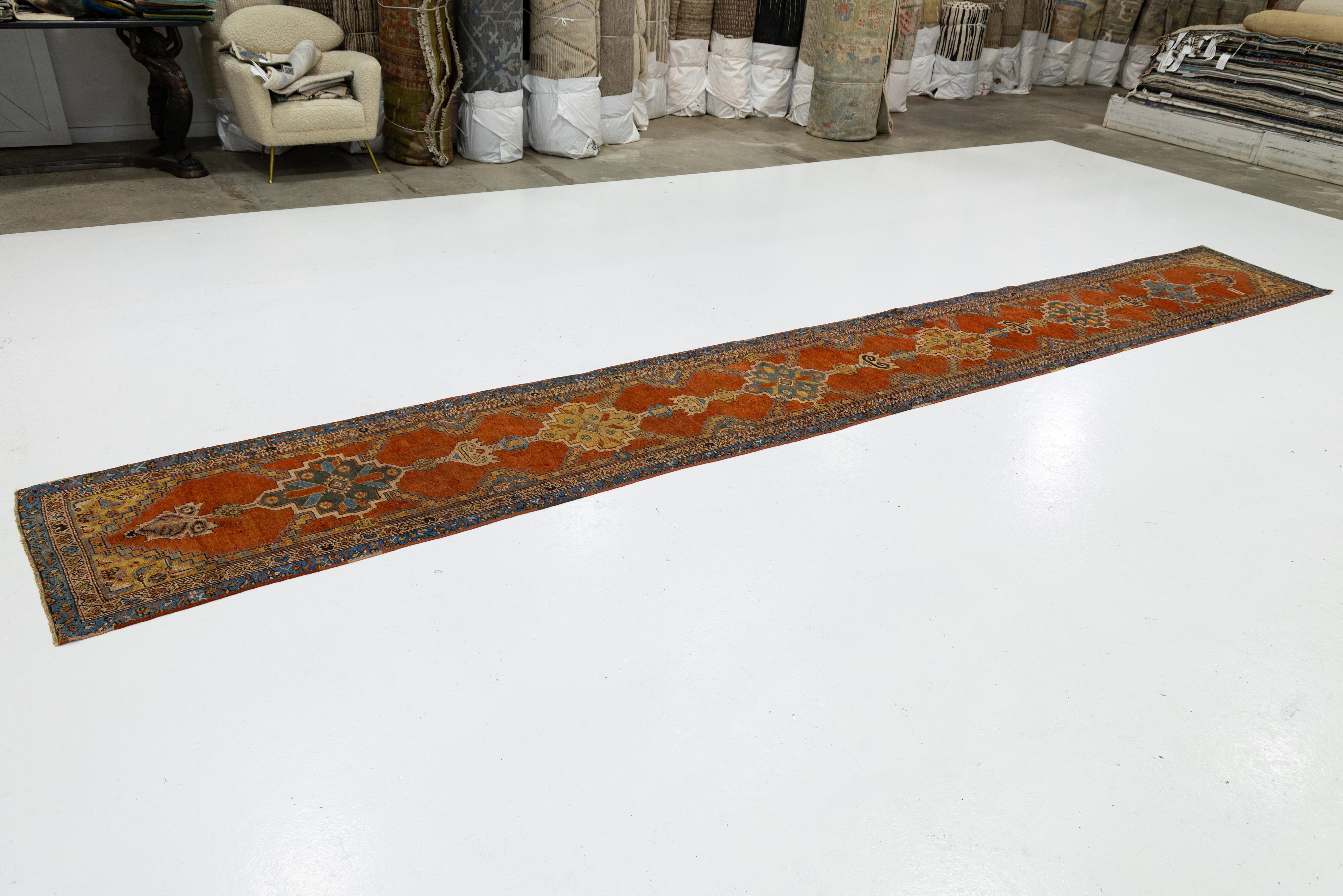 3 x 18 Antik Bakshaeish Persische Wolle Läufer In Orange-Rost Mit Tribal Design (Islamisch) im Angebot