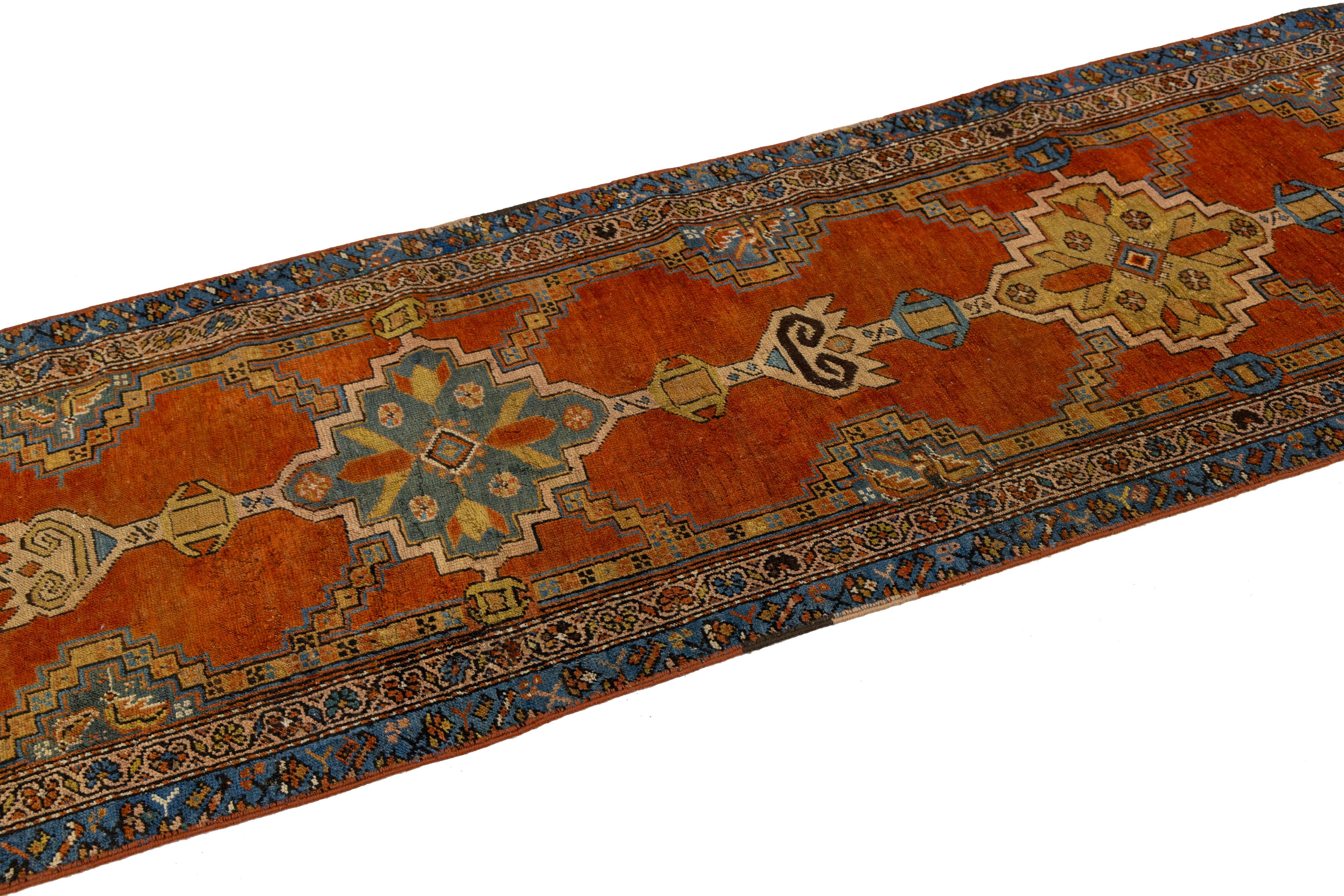 3 x 18 Antik Bakshaeish Persische Wolle Läufer In Orange-Rost Mit Tribal Design (Handgeknüpft) im Angebot