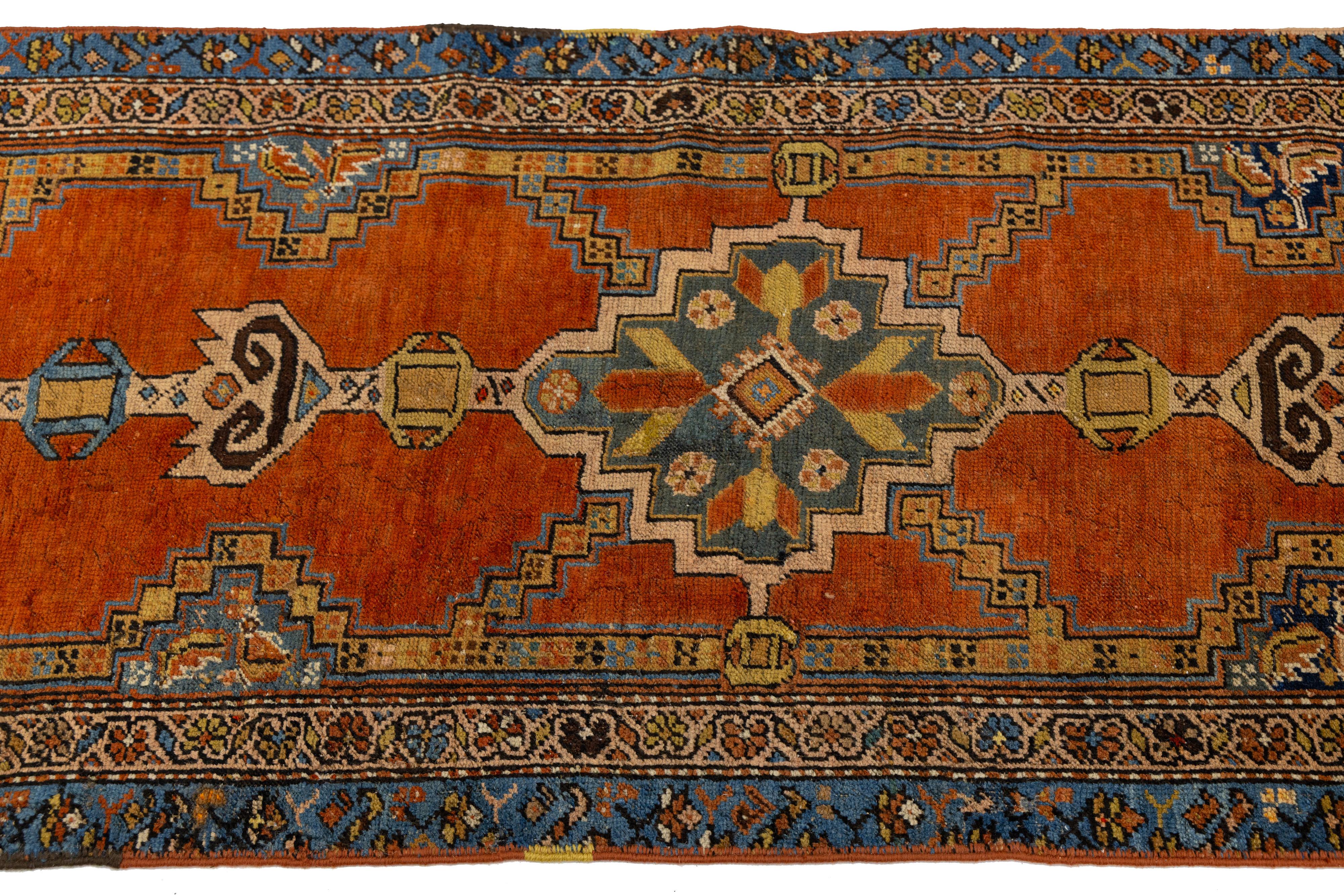 3 x 18 Antik Bakshaeish Persische Wolle Läufer In Orange-Rost Mit Tribal Design im Zustand „Gut“ im Angebot in Norwalk, CT