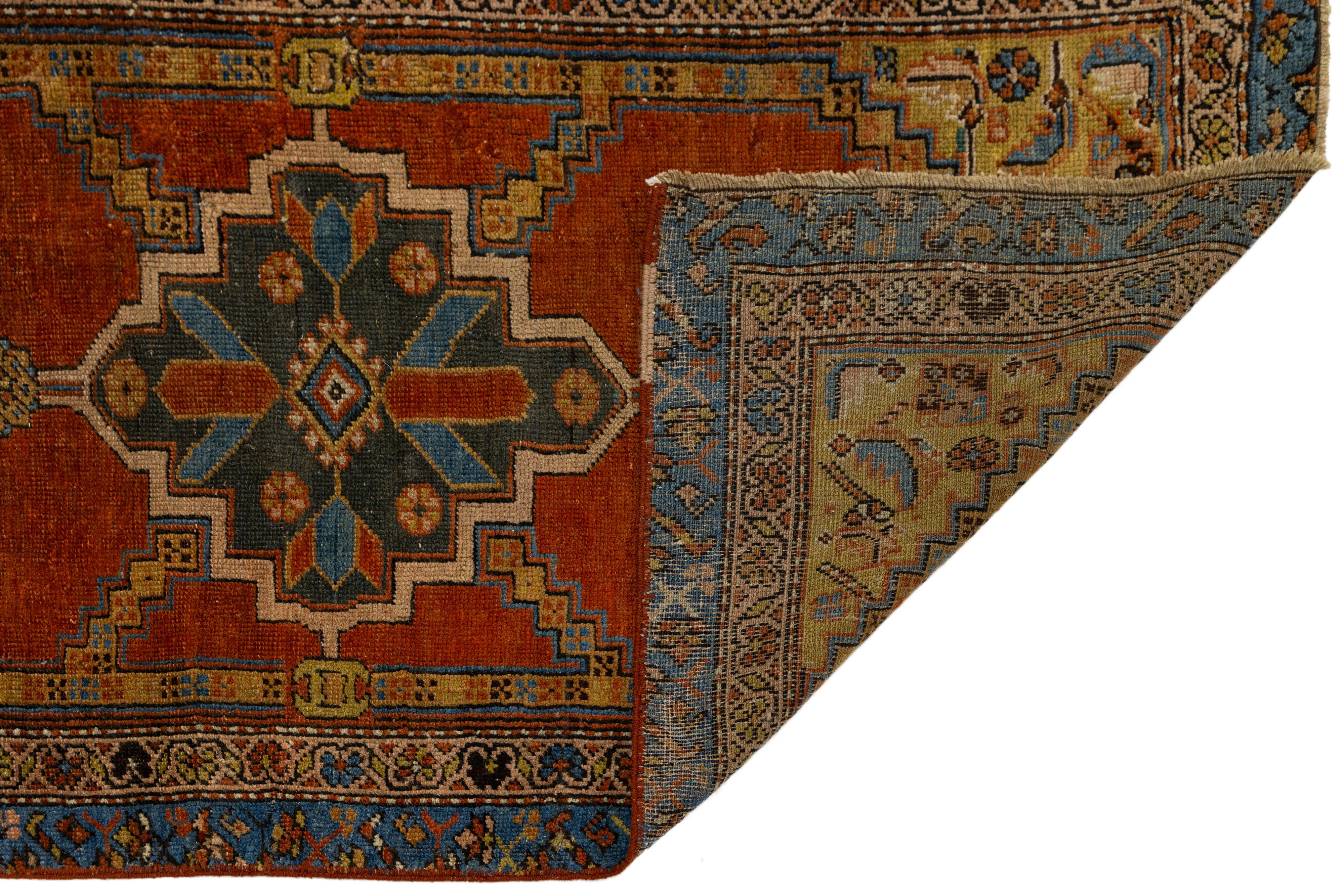 3 x 18 Antik Bakshaeish Persische Wolle Läufer In Orange-Rost Mit Tribal Design (20. Jahrhundert) im Angebot