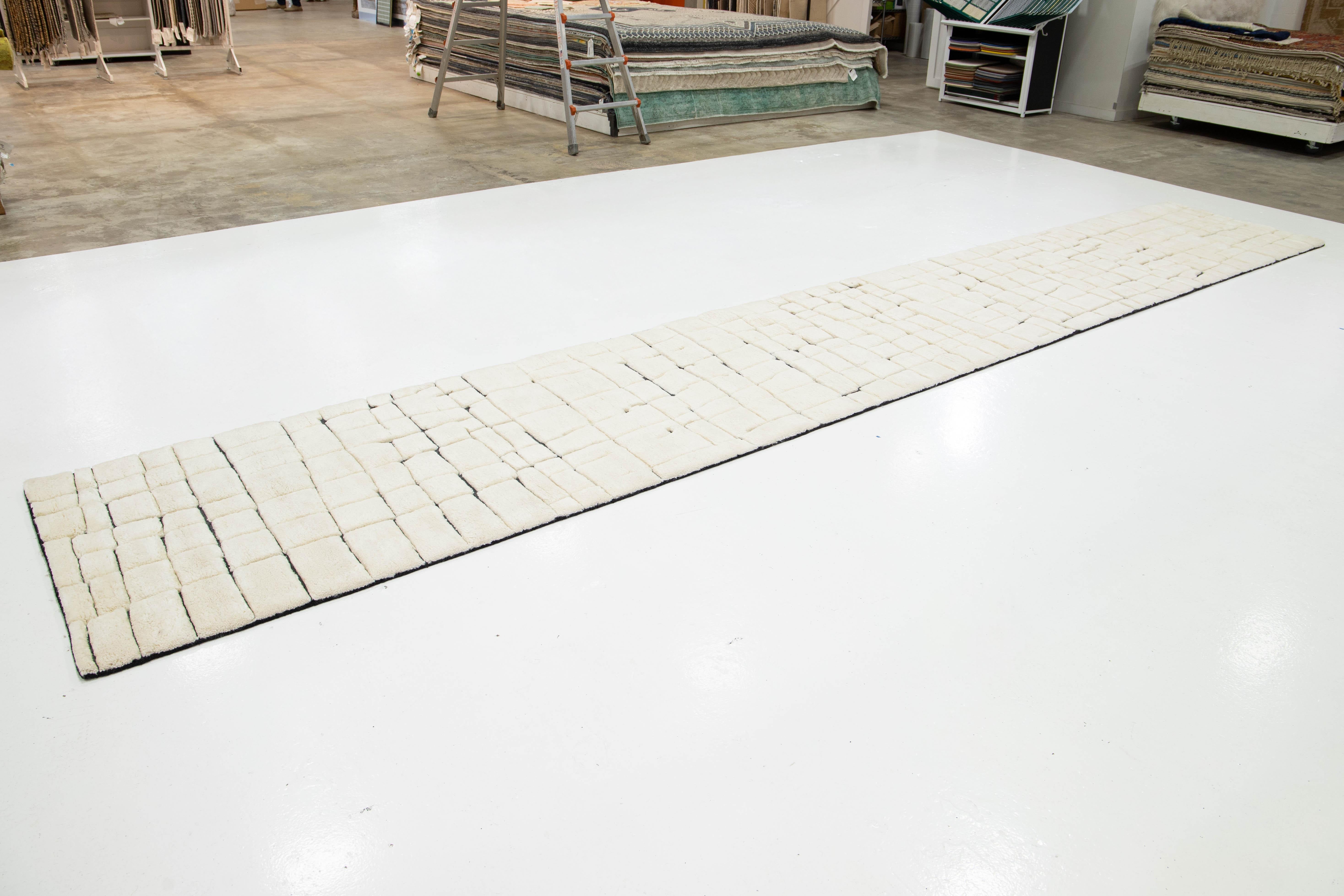 Organique 3 x 20 Chemin de table en laine géométrique moderne de style marocain fait à la main en ivoire en vente
