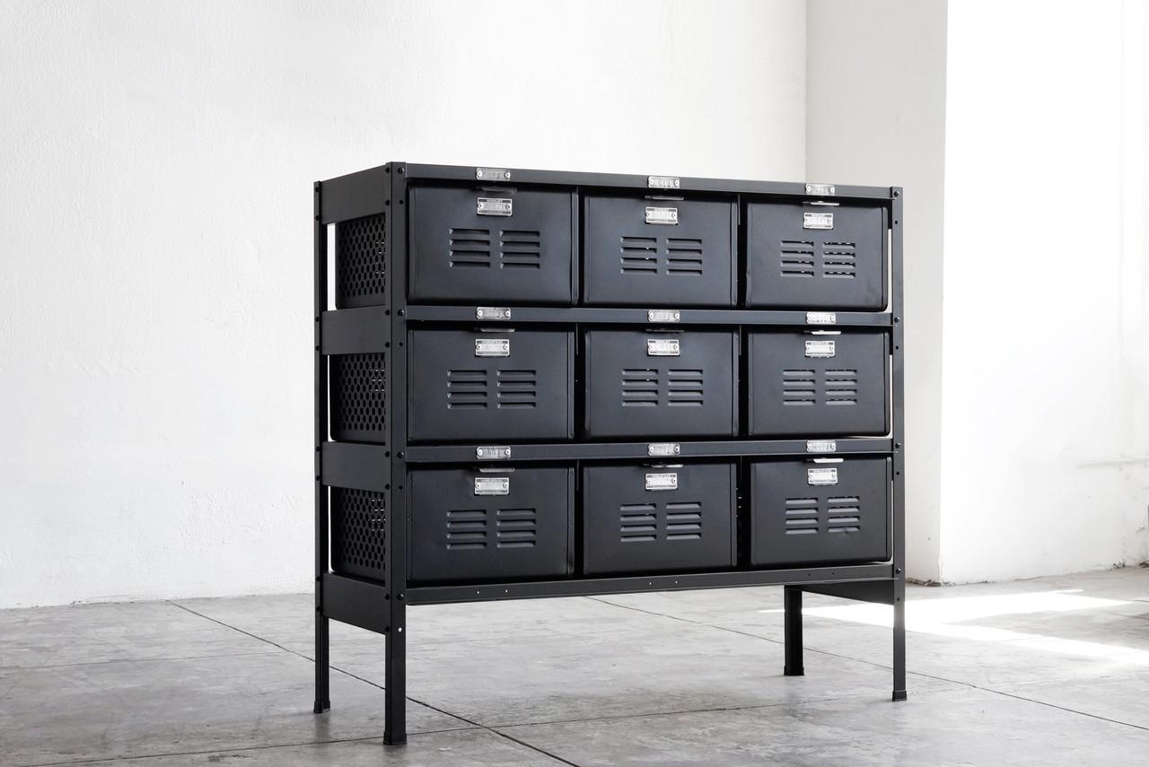 Nos paniers de vestiaires vintage sont composés de casiers de vestiaires du milieu du siècle, entièrement américains, dans un cadre en acier vintage, avec un revêtement en poudre remis à neuf. Le modèle présenté ici est une unité de 3 x 3 rénovée