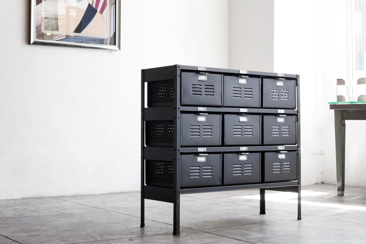 Mid-Century Modern 3 x 3 Panier de vestiaire vintage, reverni en noir mat en vente