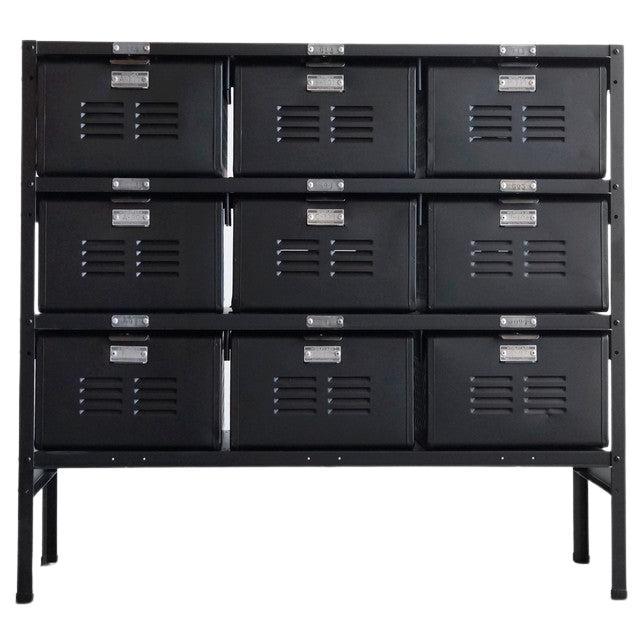 3 x 3 Panier de vestiaire vintage, reverni en noir mat en vente
