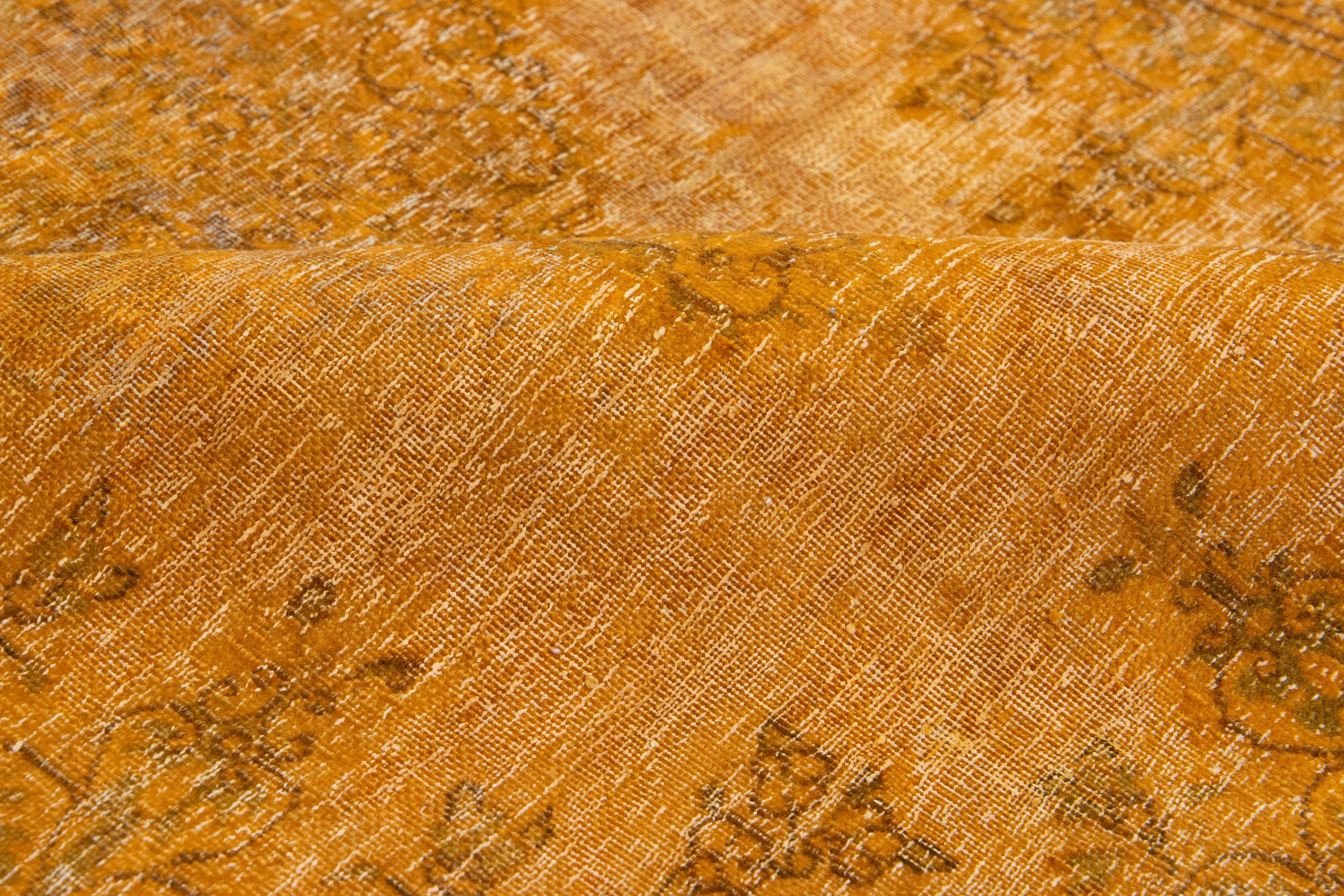 Islamique 3 x 4 Orange Tapis persan surteint à la main avec motif de médaillon en vente