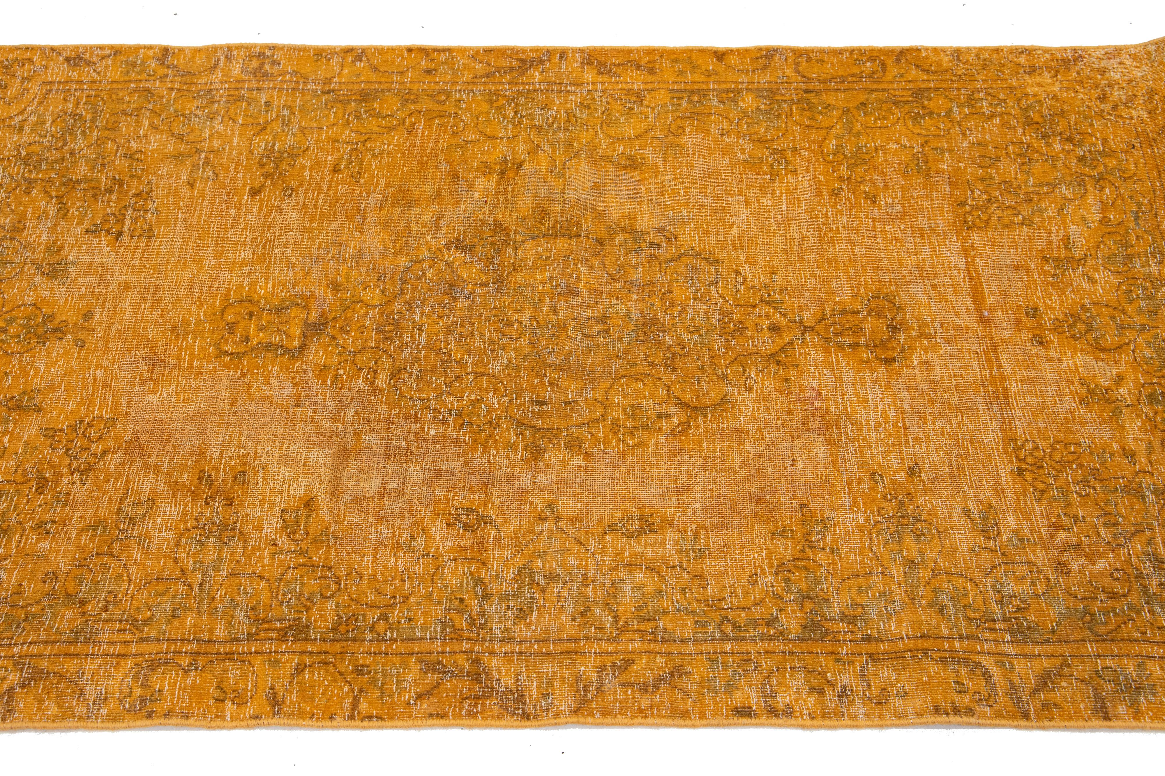3 x 4 Orange Tapis persan surteint à la main avec motif de médaillon Bon état - En vente à Norwalk, CT