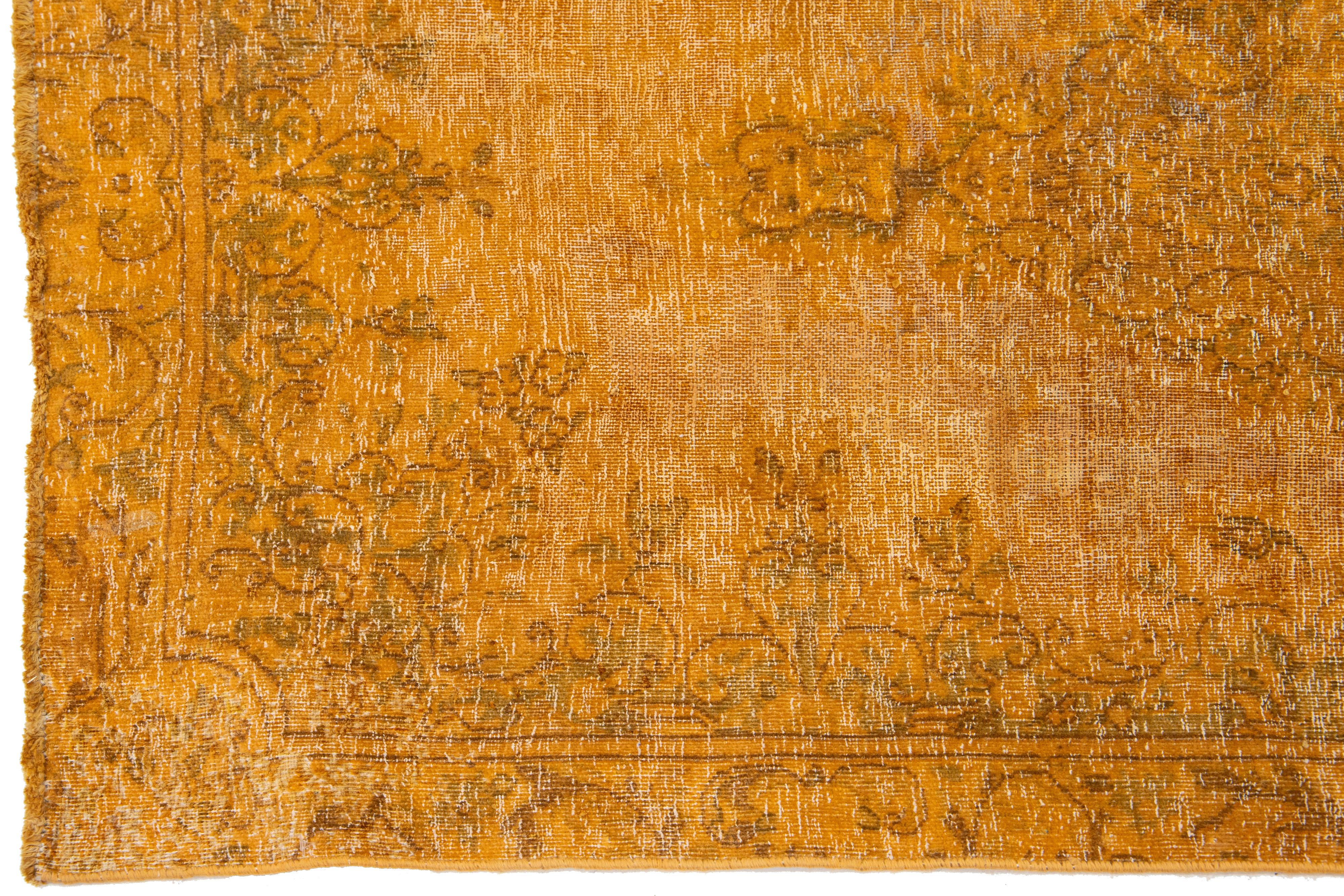 20ième siècle 3 x 4 Orange Tapis persan surteint à la main avec motif de médaillon en vente