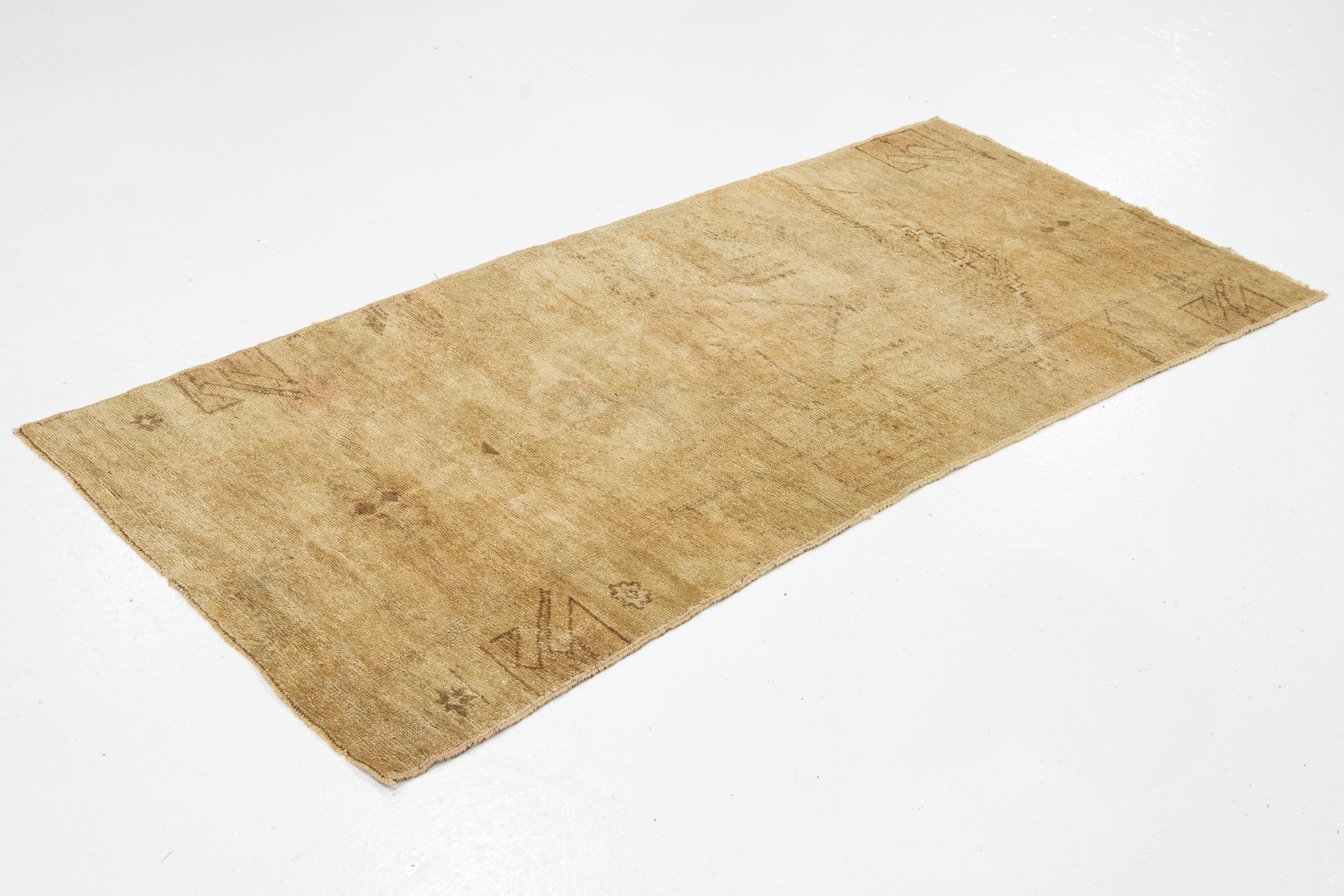 3 x 6 Vintage Türkischer Anatolischer Teppich aus Wolle, handgefertigt in Hellbraun (Moderne der Mitte des Jahrhunderts) im Angebot