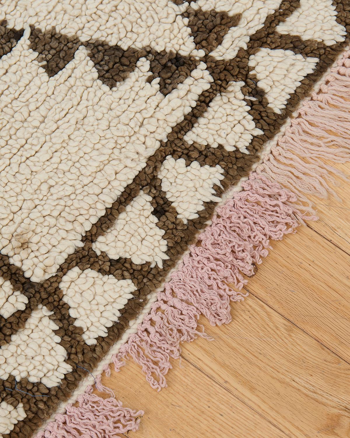 Lunaria es una impresionante alfombra marroquí vintage que encarna la calidez, la textura y el carácter adquiridos con el tiempo. Tejida a mano con lana de oveja 100% natural por artesanos bereberes, esta belleza crema y marrón presenta sutiles