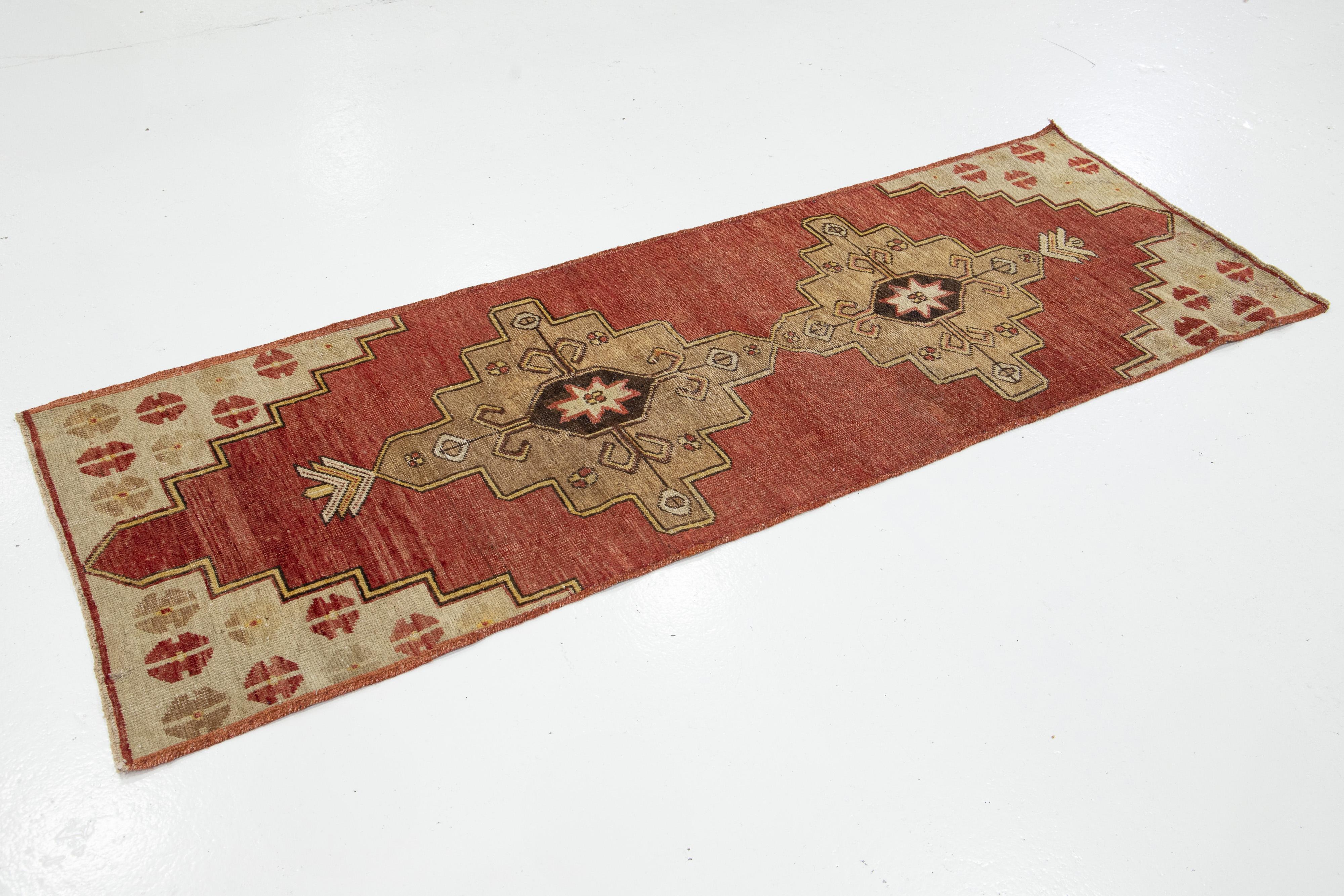Mid-Century Modern 3 x 7 Chemin de table en laine turque d'Anatolie de couleur rouge avec motifs géométriques en vente