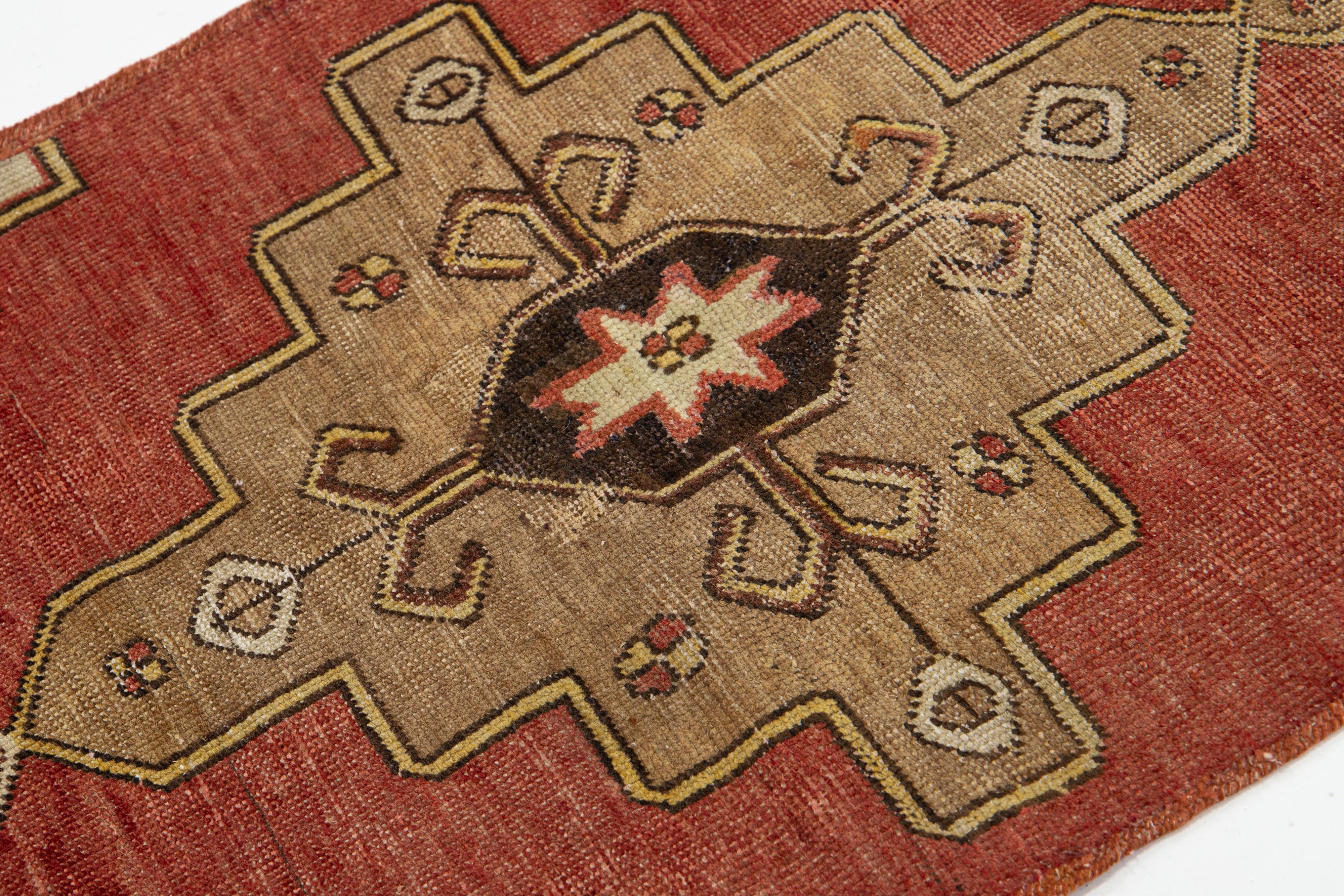 Turc 3 x 7 Chemin de table en laine turque d'Anatolie de couleur rouge avec motifs géométriques en vente