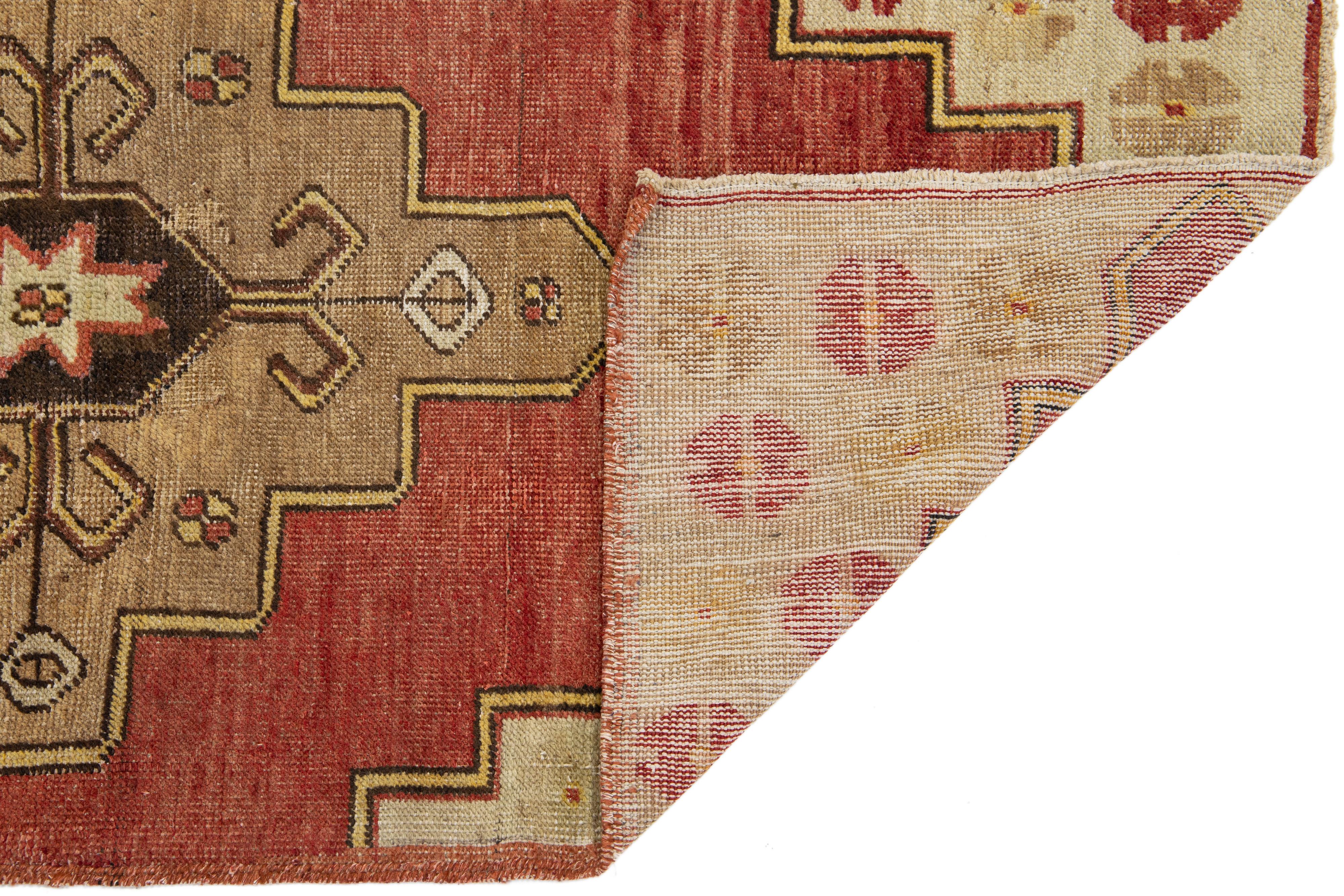 Noué à la main 3 x 7 Chemin de table en laine turque d'Anatolie de couleur rouge avec motifs géométriques en vente